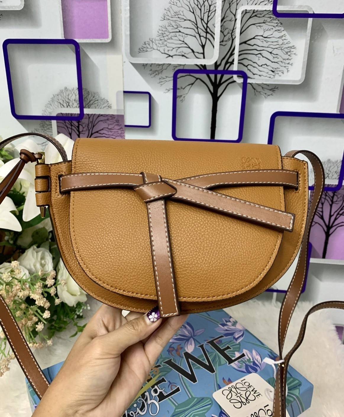 LOEWE Small Leather Gate Crossbody Bag VIP GIFT WITH PURCHASE (GWP) กระเป๋าถือหรือสะพาย Limited จาก LOEWE DUTYFREE COUNTER วัสดุ Canvas & Leather Calfskin หนังแท้ รูปทรงทันสมัย น้ำหนักเบามากค่ะ มาพร้อมสายสะพายยาวสามารถปรับระดับได้ เป็นอีกหนึ่งรุ่นฮิตกันมา
