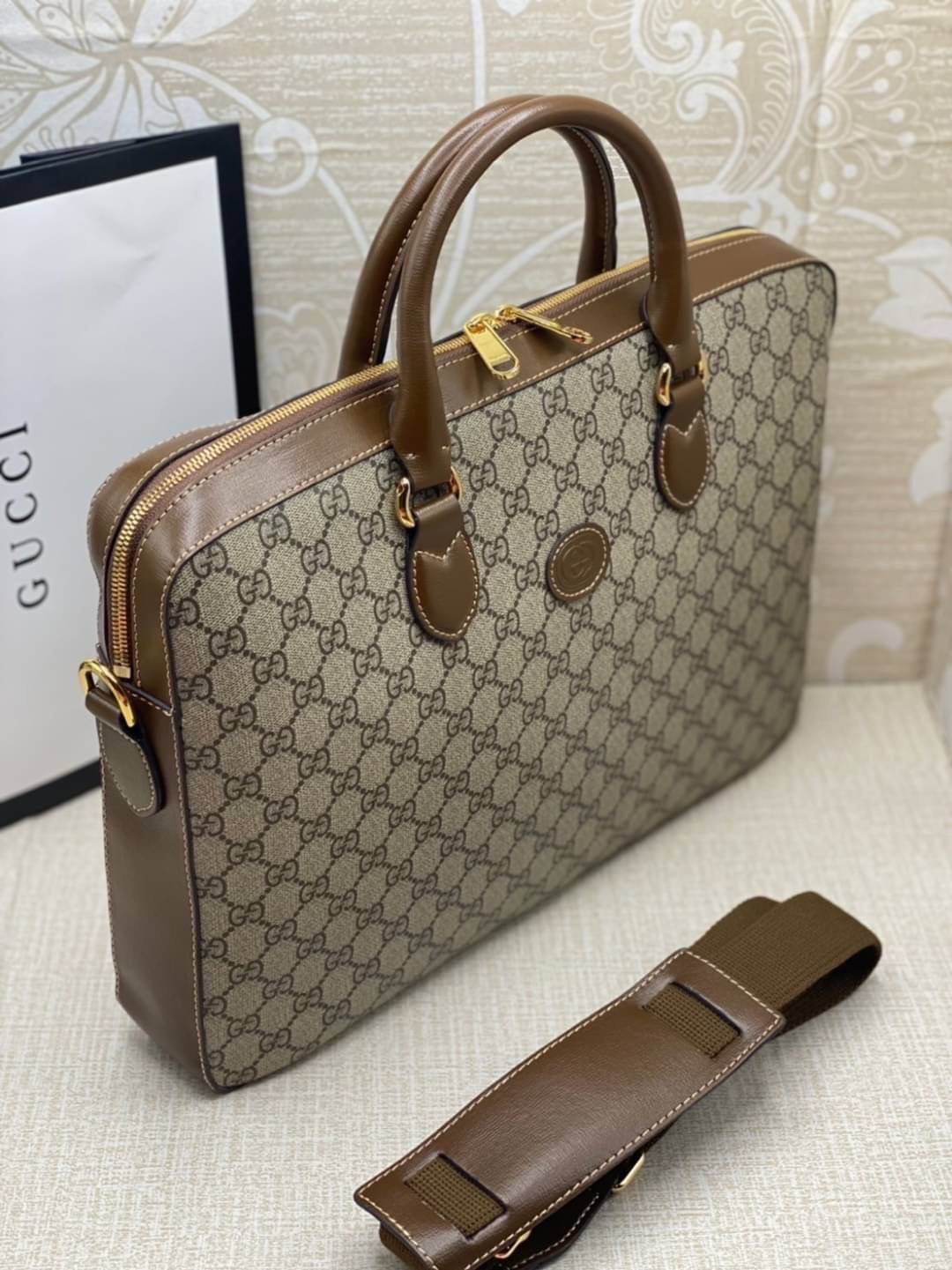 Gucci Supreme Briefcase 40cm GG Supreme work bag / GG laptop bag กระเป๋าสะพายใบใหญ่ ใส่โน้ตบุค/เอกสารได้ พร้อมส่งที่ไทย ภาพสินค้าถ่ายจากงานจริง GG Supreme work bag with Web shoulder strap