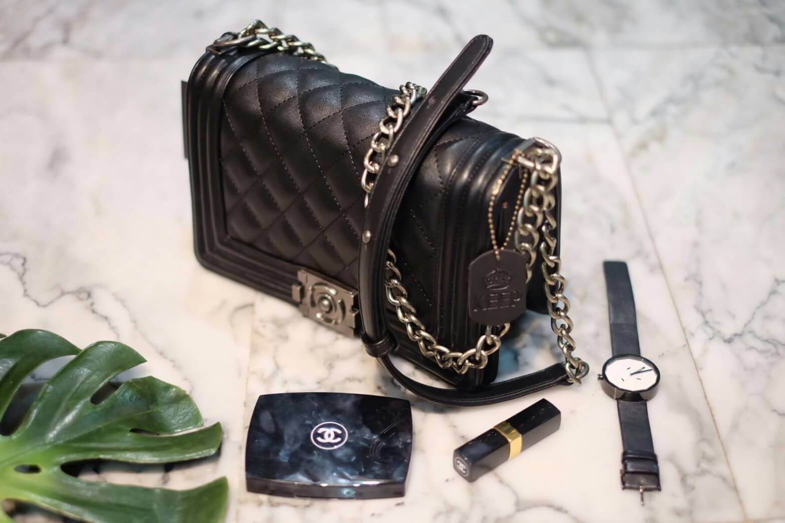 ทางร้าน ได้กระเป๋า จากแบรนด์ KEEP ทรงเดียวกับ Chanel boy เลย รุ่น KEEP shoulder Luxury Quited bag สวย หรู เท่ มากๆ เลยน๊า กระเป๋าอยู่ทรง #หนังแกะสังเคราะห์นิ่มตึงสวยมากคะ สายโซ่ มีที่รองไหล่ สะพายสบายคะ สายปรับ สั้น ยาวได้คะ #ใบจริงสวยมาก เข้ากับชุดได้ง่า