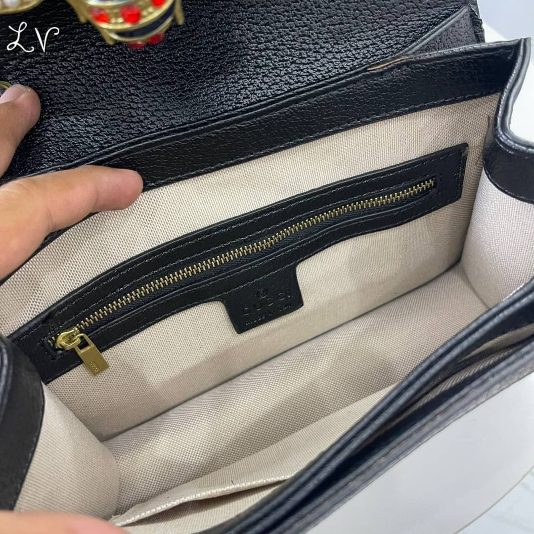 Gucci Queen Margaret GG small top handle bag กระเป๋าสะพายน้องผึ้งวินเทจใช้เป็น Everyday Bag สามารถใช้งานได้บ่อย และสามารถสะพายไปทำกิจกรรมต่าง ๆ ได้ทุกวันตัวกระเป๋าอยู่ทรงสวย จุดเด่นมีผีเสื้อแสนสวย อีกหนึ่งไอเท็มที่สาวๆต้องมีน้า พร้อมส่งที่ไทย ภาพถ่ายจากงา