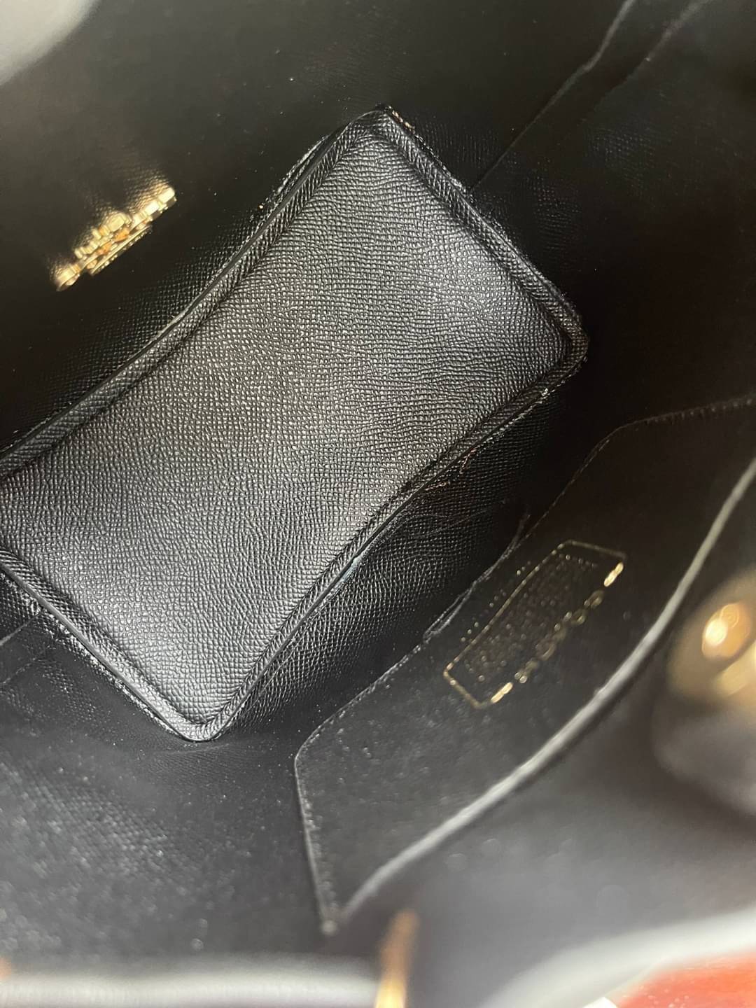 Coach Lena Crossbody Signature Bucket Bag กระเป๋าสะพายไหล่สุดคลาสสิกรุ่นนี้ เป็นรูปทรงถัง ที่สามารถจุของได้กำลังดี สำหรับสาวๆสายแฟชั่นที่ชอบรายละเอียดชิคๆ ดีไซน์เก๋ ด้วยรูปทรงของกระเป๋าที่ออกแบบมาให้ฐานเป็นรูปสี่เหลี่ยมทำให้กระเป๋ายังคงรูปทรงได้ง่าย มีสาย