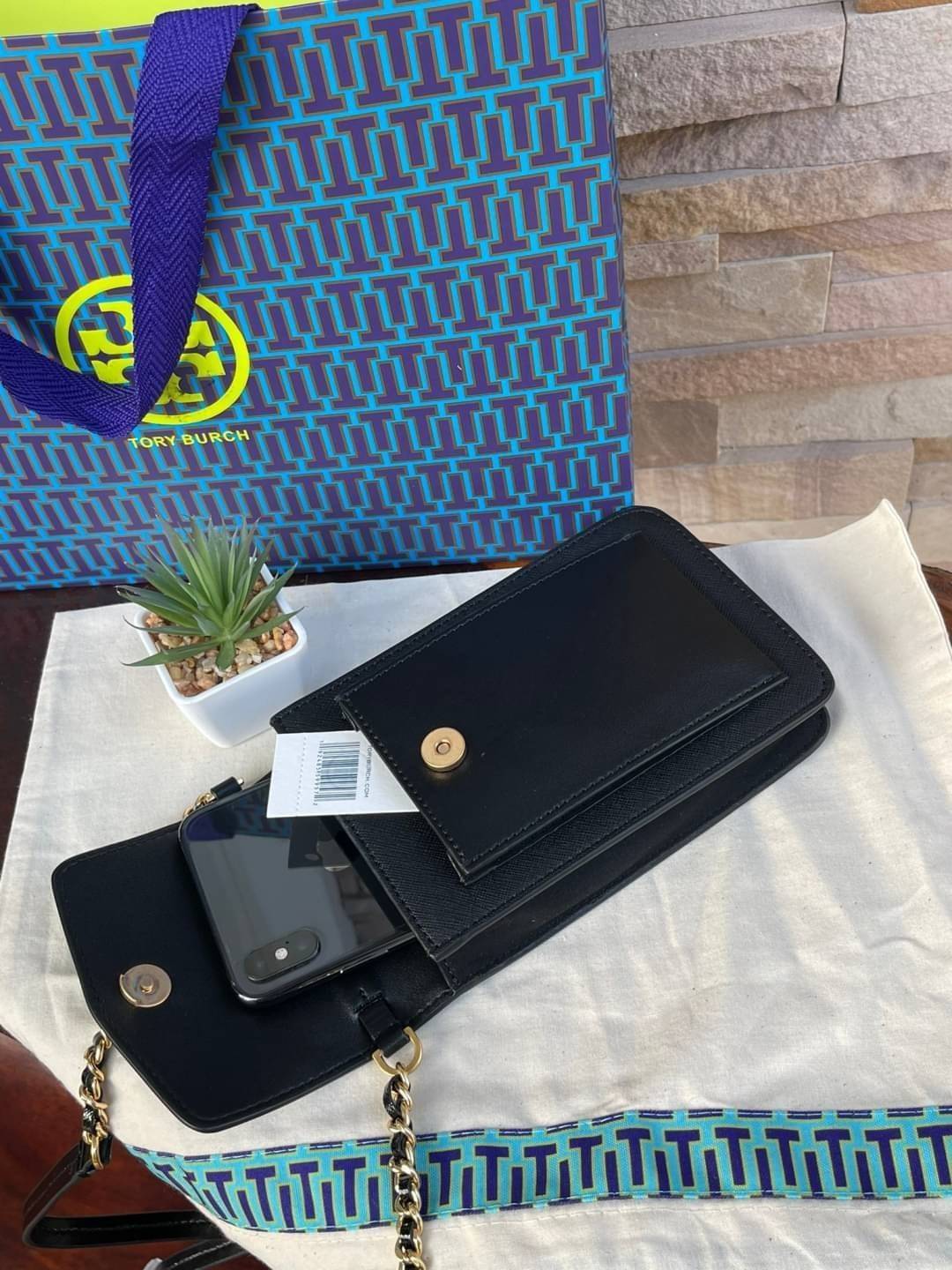 OUTLET 】Tory burch robinson mixed materials phone crossbody ไอเท็มหรูจากแบรนด์ดังอย่างTory burch อีกแบรนด์สุดคลาสสิกที่มีทั้งความเท่และความเรียบหรูลงตัว กับรูปทรงแบบมินิมอลสีเหลี่ยมมุมโค้งเรียบ ๆ ดีไซน์ฝาพับปิดกระเป๋าได้มิดชิด ยังมีลักษณะที่แนบกับตัวผู้ใช
