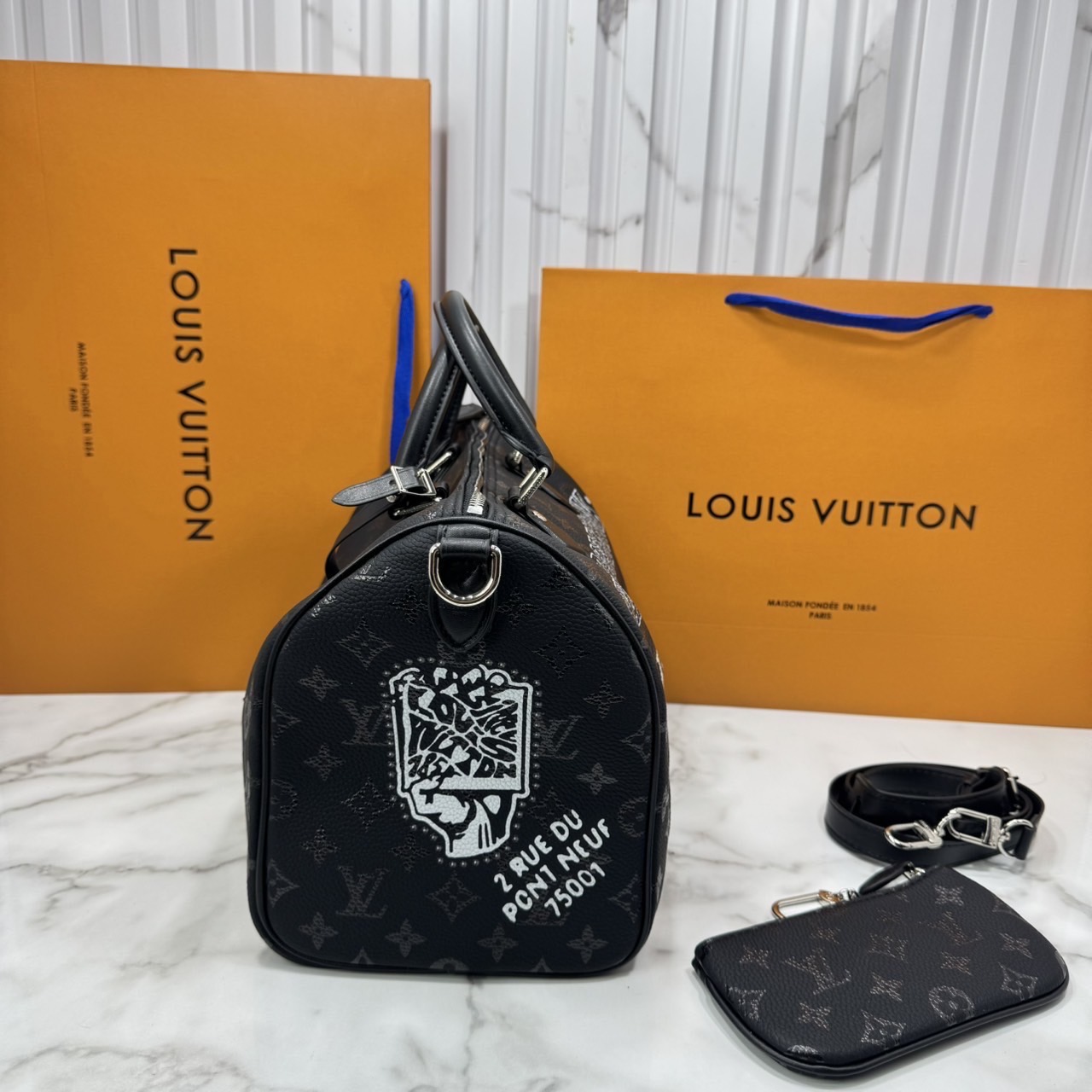 ORI หนังแท้ | LV Speedy P9 Bandoulière 30 Jackets กระเป๋าสะพายทรงหมอนสปีดี้ หนังสีดำสะท้อนถึงสไตล์ร็อค ประดับด้วยคริสตัล Swarovski® สีแดงอันโดดเด่น