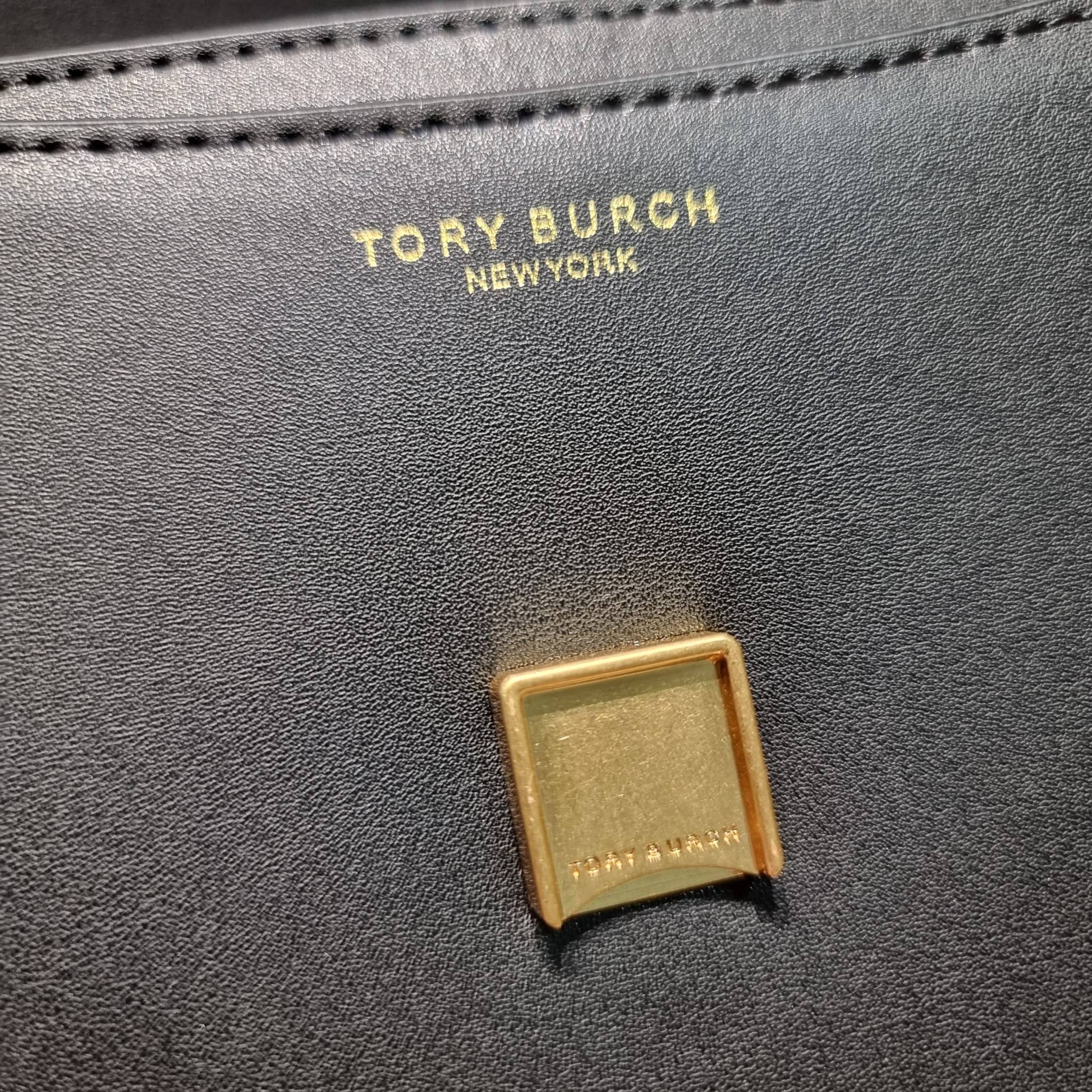 TORY BURCH BRITTEN STUDDED CROSSBODY BAG / Tory Britten Small Adjustable Shoulder Bag คอลเลคชั่นผู้ดี ดีไซน์ใหม่ล่าสุด กระเป๋าสะพายตัวท็อป ที่ตกแต่งด้วยโลโก้และหมุดสวยงาม เพิ่มดีเทลเป็นกิมมิคไม่ซ้ำใคร สายสะพายก็เลิศ