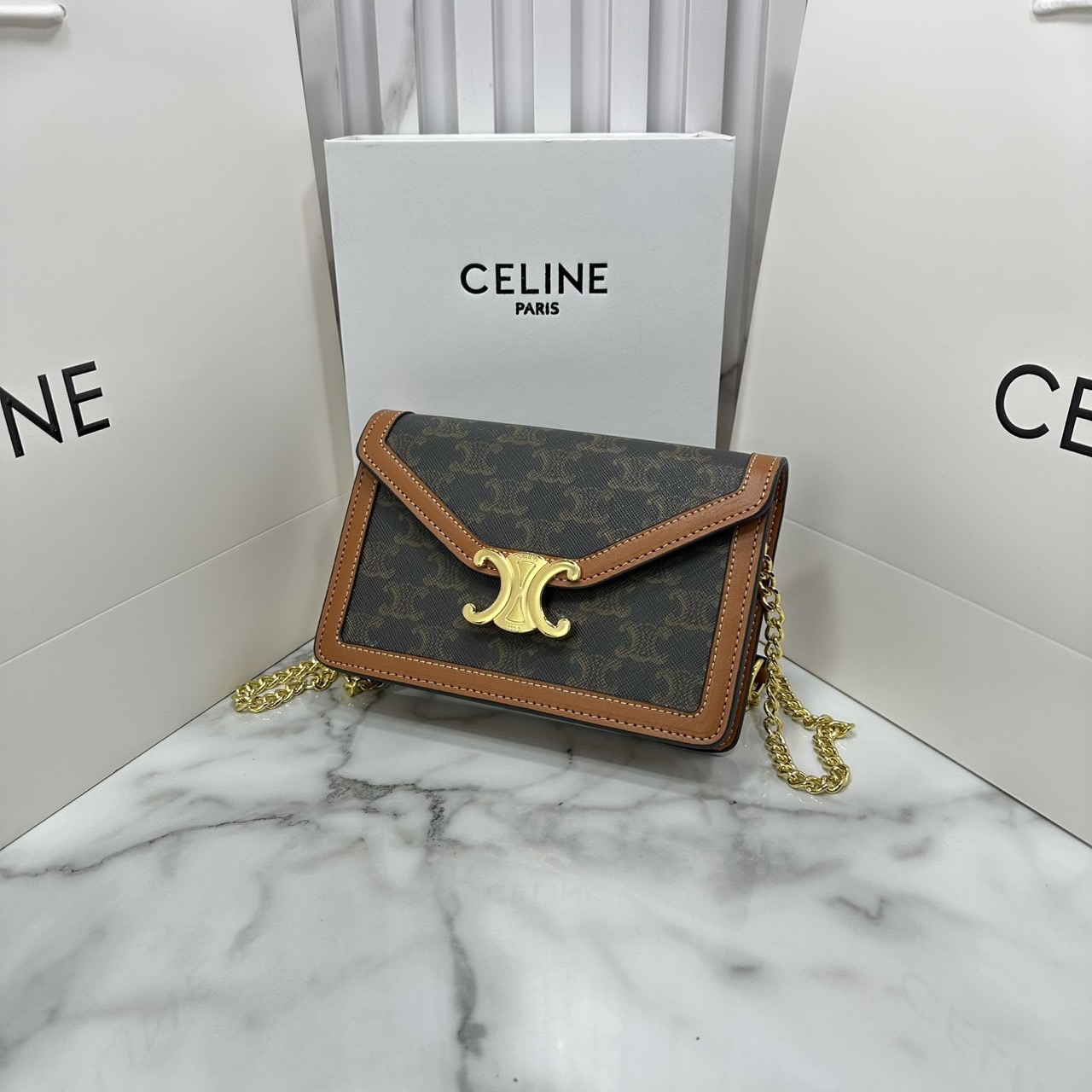 ORI หนังแท้ | CELINE WALLET ON CHAIN MARGO IN TRIOMPHE กระเป๋าสะพายสวยอยู่ทรงตั้งได้ รูปทรงย้อนยุคสไตล์วินเทจลัคชู ดีไซน์เอกลักษณ์ ขนาดกำลังดี