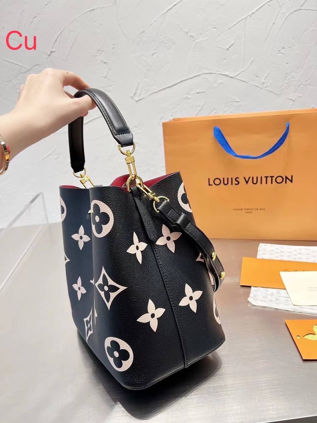 LV Neonoe MM Monogram Flowers / LV Bucket Bag กระเป๋าสะพายทรงบัคเก็ตใบใหญ่ โดดเด่นด้วยการตกแต่งลายพิมพ์ รูดเปิด-ปิดปากกระเป๋าด้วยเส้นหนัง สายสะพายมีให้ถึง 2 แบบ สายคล้องแขน และสายยาวที่สามารถปรับสะพายไหล่หรือสะพายข้างก็ได้ ภายในแบ่งสัดส่วนไว้สวย จุของได้ค
