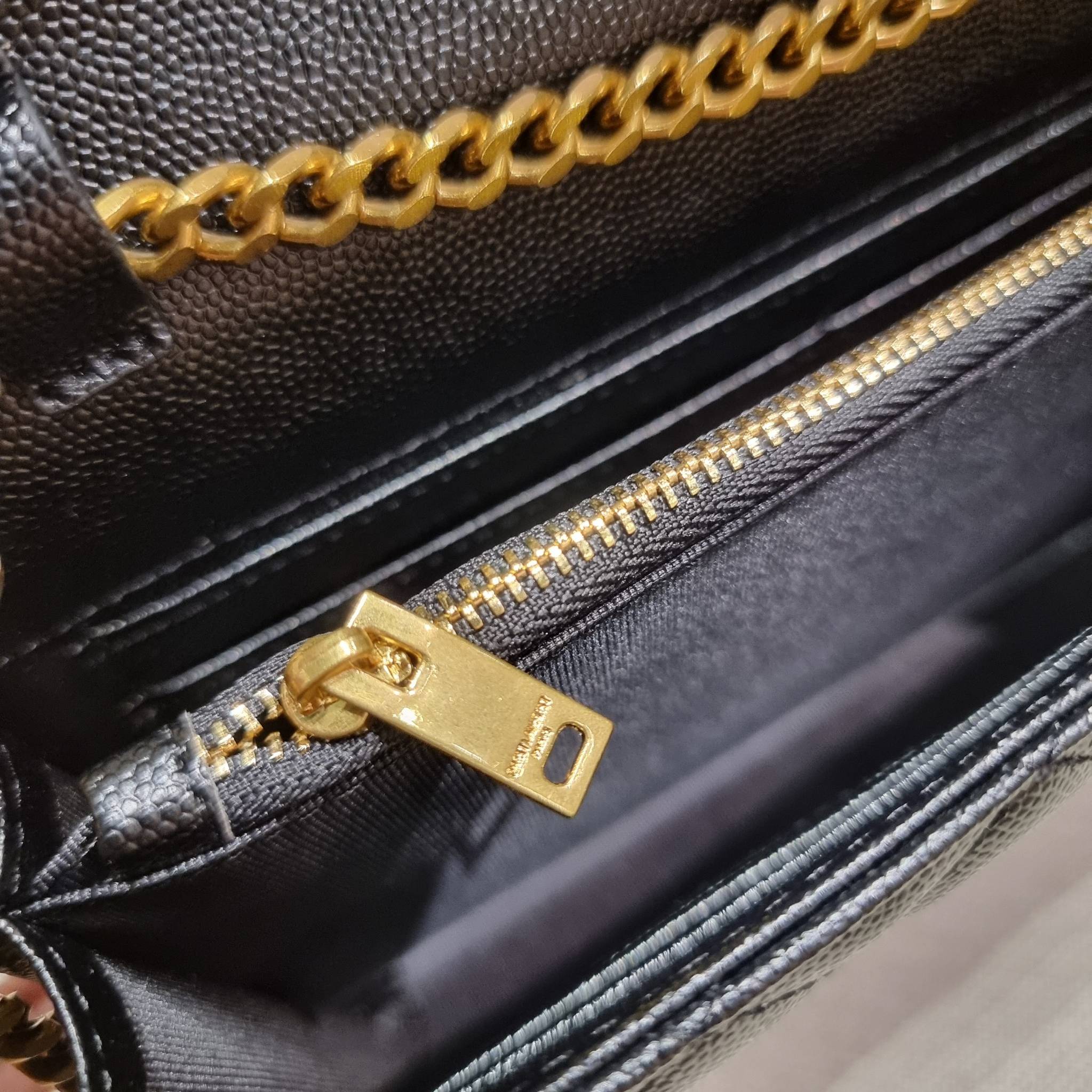 Yves Saint laurent envelope quilted with chain / YSL WOC กระเป๋าสะพายทรง woc สุดฮอต ในดีไซน์ใหม่ ดีเทลเย็บสวยคม โดดเด่นกว่าใครแน่นอน วัสดุหนัง pepble ทนทาน ใช้งานง่ายเพียงแค่เปิด-ปิดด้วยกระดุมแม่เหล็ก ภายในแบ่งสัดส่วนได้ดี มีช่องใส่บัตร มีช่องซิป ใส่มือได