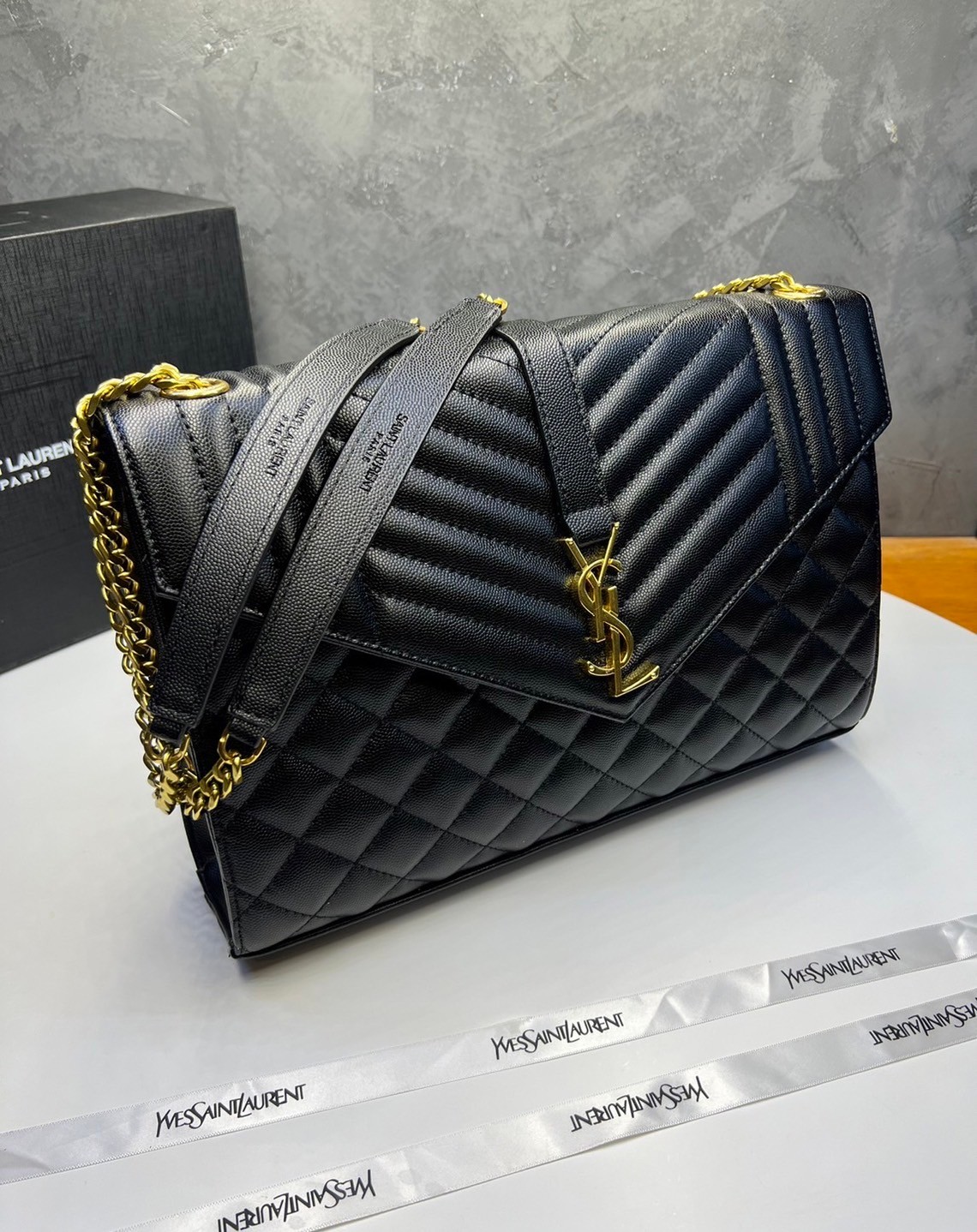 หนังแท้ YSL Saint Laurent Large Cassandra quilted shoulder bag กระเป๋าสะพายใบใหญ่ ดีไซน์ทรงสวยหรู ตอบโจทย์ได้ทุกสไตล์ ภาพสินค้าถ่ายจากงานขายจริง ใช้งานต่างประเทศได้