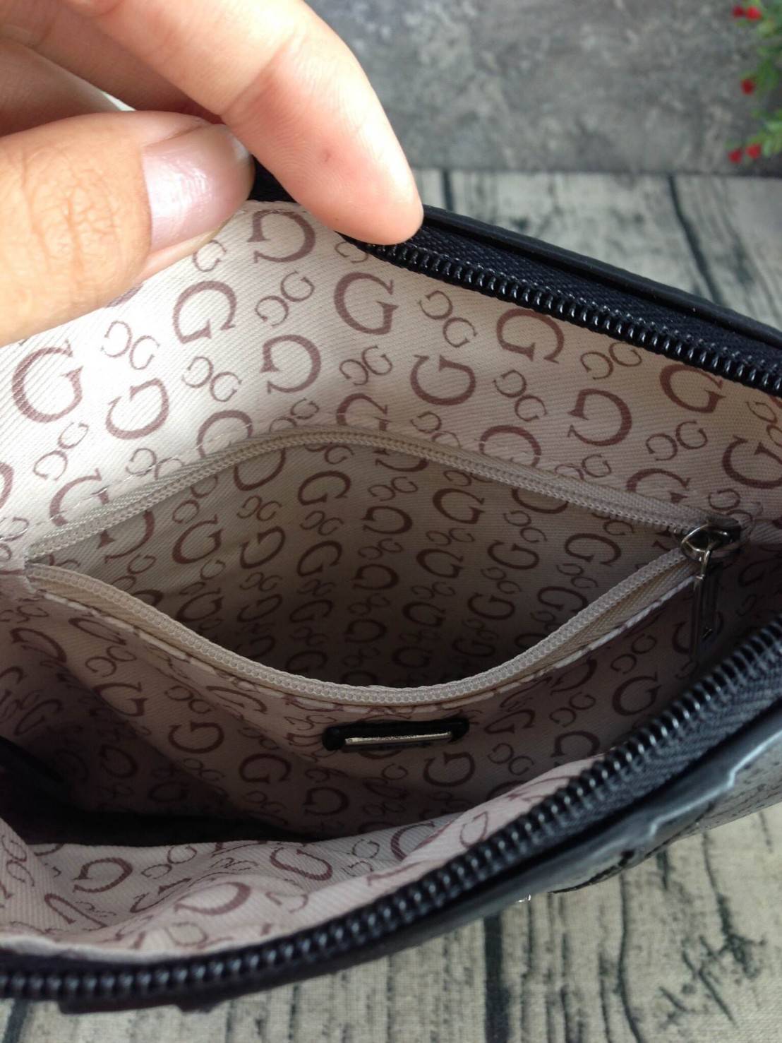 GUESS CROSSBODY กระเป๋าสะพายข้าง ผู้หญิงหรือผู้ชาย สามารถใช้ได้ค่ะ วัสดุหนังแกะสังเคราะห์พิมพ์ลายแบรนด์ ด้านหน้าประดับโลโก้แบรนด์มีเงิน เปิดปิดด้วยซิป น้ำหนักเบา ด้านในบุผ้าพิมพ์ลายเฉพาะของแบรนด์ มีช่องซิปด้านในอีก 1 ช่องค่ะ