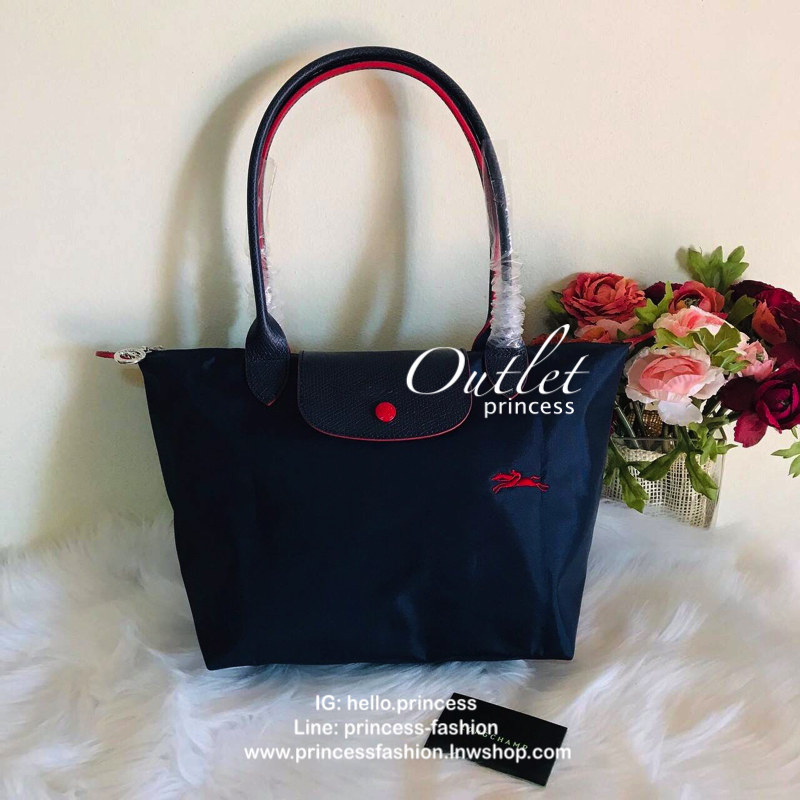 Size : M Longchamp Le Pliage Club Tote Bag กระเป๋าสะพายรุ่นยอดนิยม วัสดุเนื้อผ้า Nylon Canvas เคลือบกันนำ้ ตัดด้วยหนังแท้ น้ำหนักเบา ดีไซน์เรียบง่ายแต่เต็มไปด้วยความคลาสสิก เป็นที่ชื่นชอบไปทั่วโลก Longchamp ปรับโฉม LE PLIAGE ด้วยการปักลายรูปม้า-ตราสัญลักษ