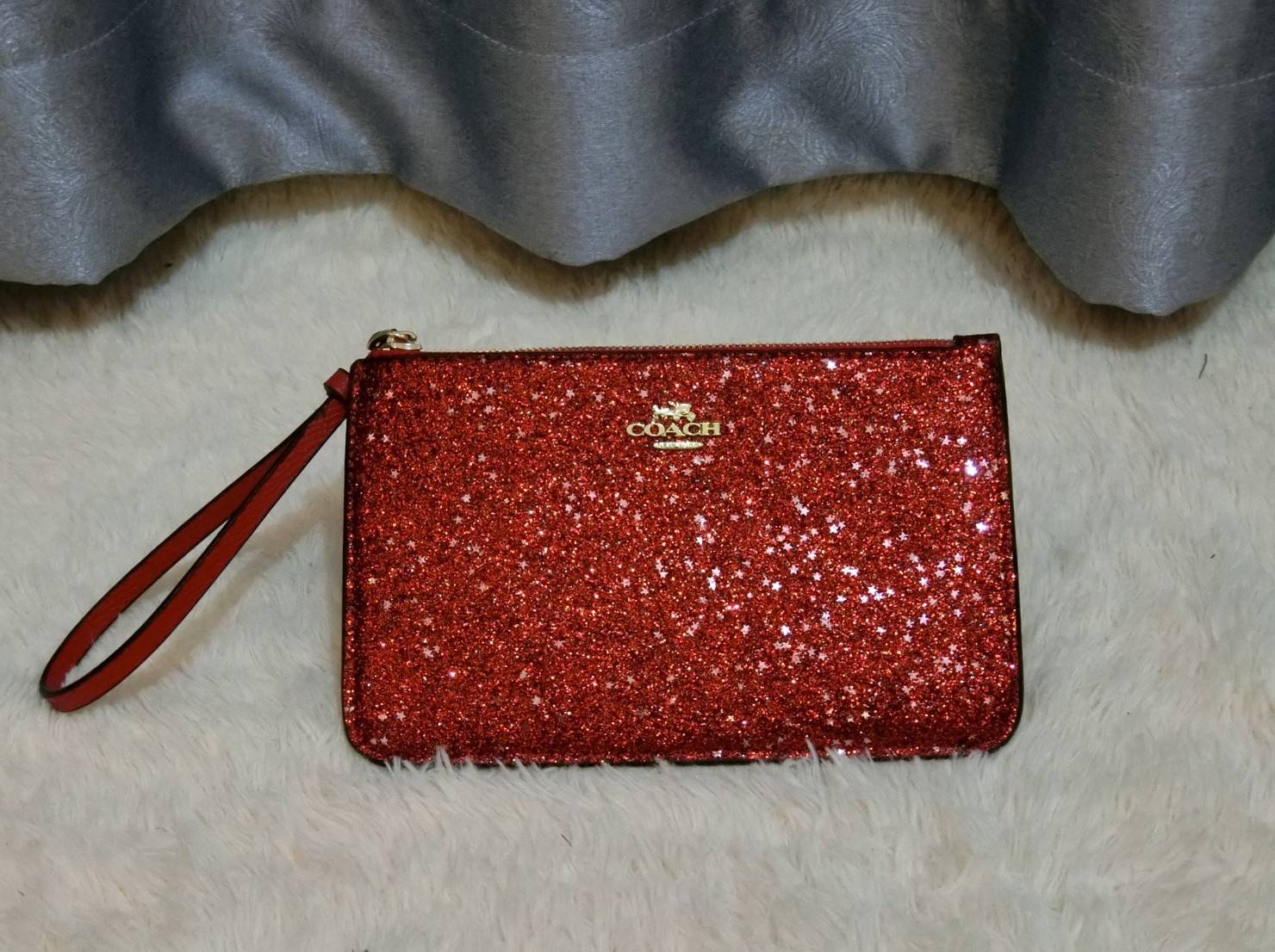 Coach Star Glitter Corner Zip Wristlet / FACTORY HK กระเป๋าคล้องมือทรงคลัช ตัวกระเป๋าตกแต่งกริ๊ตเตอร์ ด้านหน้าติดอะไหล่แบรนด์ สวยหรู เปิดปิดด้วยซิป ด้านในบุผ้ากำหยี่สามารถใส่โทรศัพท์มือถือได้ทุกรุ่น มาพร้อมสายคล้องมือ 1เส้น MUST HAVE!!