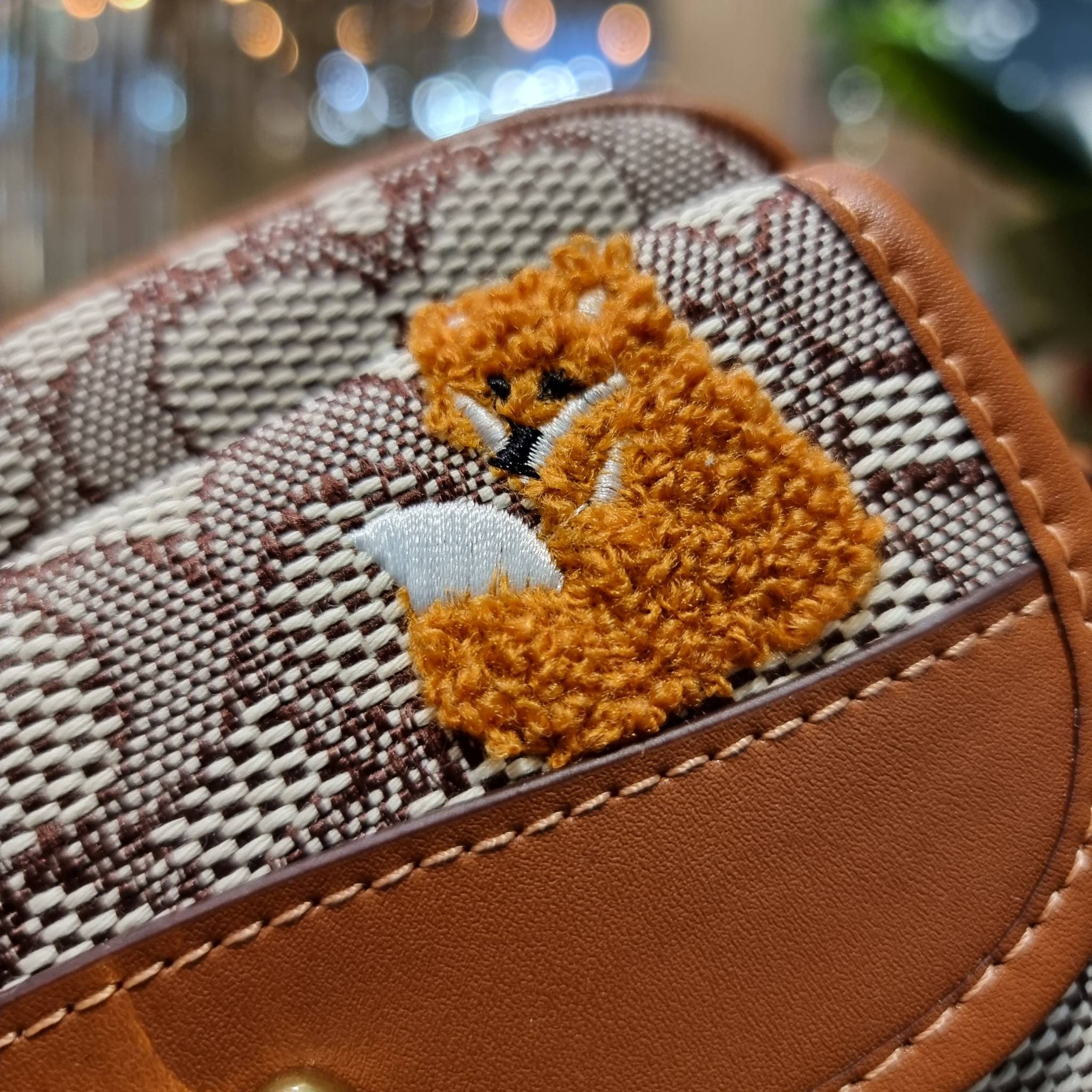 COACH C7764 STUDIO CAMERA BAG 19 IN SIGNATURE TEXTILE JACQUARD WITH CREATURES น้องเล็กใหม่สุดอีกหนึ่ง!! ขนาดเล็กกะทัดรัด มาแบบเลิศๆหรูๆมากแม่ พร้อมเทกเจอร์สุดคิ้วท์!! กระเป๋าสะพายข้างลุคไฮน์ ที่ดีไซน์ออกมาได้ปัง และดูแพงมากๆ ด้วยดีเทลคลาสสิคผสานความเป็นเอ