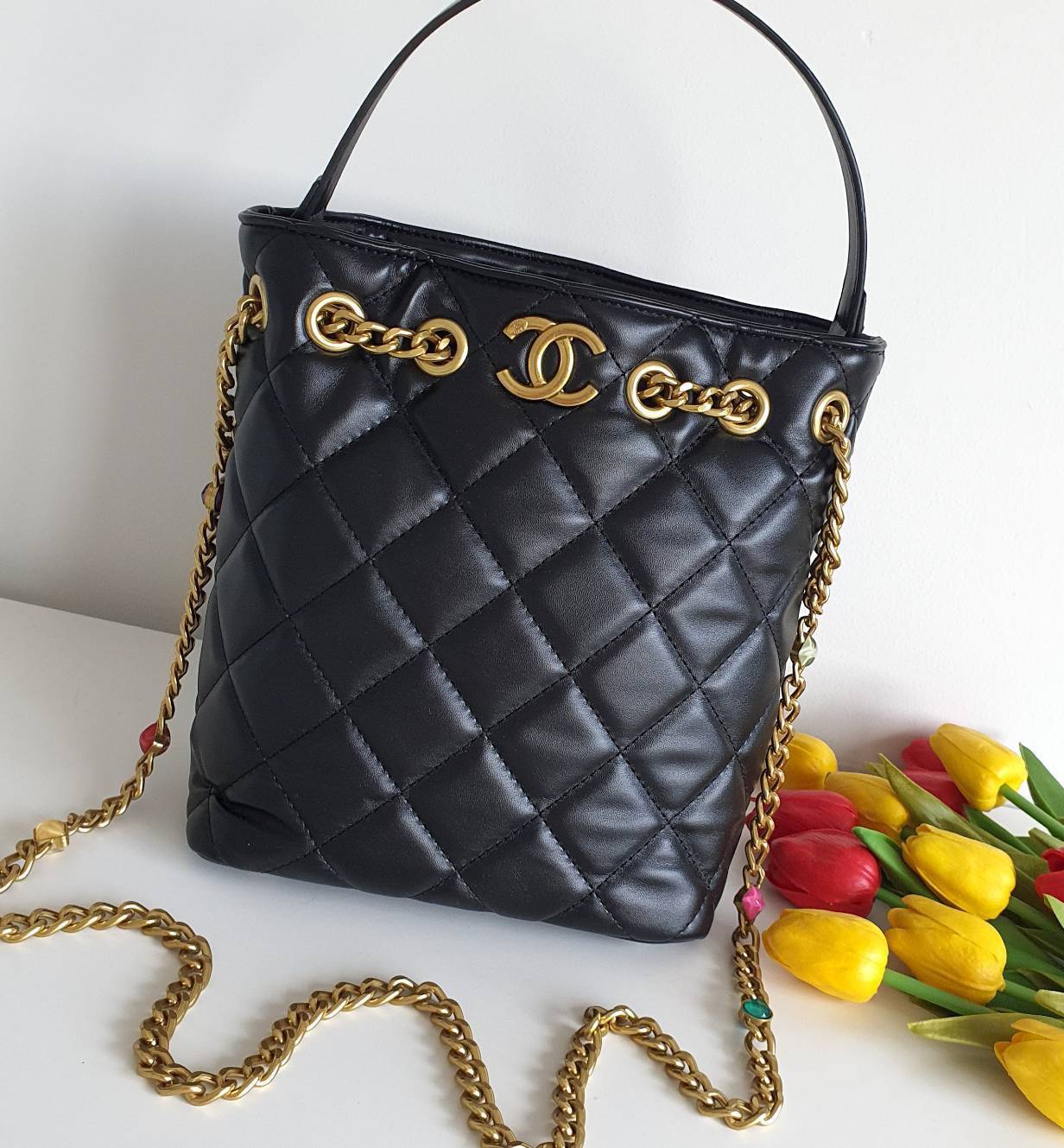 กระเป๋าทรงขนมจีบหรู จากงาน CHANEL VIP GIFT(GIFT WITH PURCHASE) จากเคาเตอร์ต่างประเทศ จากแบรนด์ CHANEL ลายหนังเรียบเงา อะไหล่ทองเข้มวินเทจ ด้านหน้าประดับโลโก้แบรนด์สีทอง เปิดปิดด้วยหนังคาดกระดุมแม่เหล็ก มาพร้อมช่องซิปอีกหนึ่งช่อง มาพร้อมสายโซ่ยาวประดับกิมม