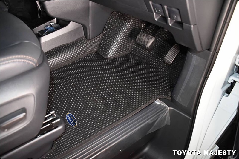 ยางปูพื้นรถยนต์TOYOTA MAJESTY 2019ลายกระดุมเม็ดเล็กPVC สีดำ เย็บขอบ เต็มคัน