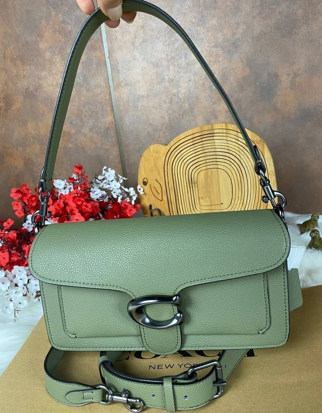 COACH TABBY SHOULDER BAG 26 ((73995)) พัฒนามากจากกระเป๋า Coach รุ่นดังยุค 1970 ทำจากผ้า Canvas เคลือบลายซิกเนเจอร์ หนังลายกรวดและหนังกลับ ด้วยวัสดุคลาสสิค มากับสายที่ถอดได้ถึง 2 สาย ไม่ว่าจะเป็นสายหิ้วหรือสายสะพาย หนังลายกรวดและหนังลูกวัวแบบเนื้อละเอียด แ