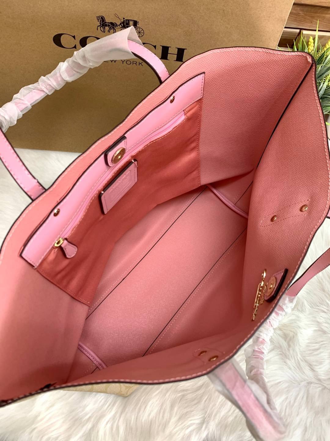 COACH TOWN TOTE SIGNATURE BAG((76636)) พร้อมส่งอีกครั้ง! กระเป๋าใบใหญ่หนังแท้ สวยงามค่ะ ป้ายอะไหล่แบรนด์แบบโลหะสีทองสวยหรูมากๆ เปิดปิดกระเป๋าแบบกระดุมแม่เหล็ก ใช้งานง่าย ภายในกว้างมากๆค่ะบอกเลย สาวๆที่สัมภาระเยอะหายห่วงค่ะ พร้อมช่องกระเป๋าซิปให้ใส่มือถือห