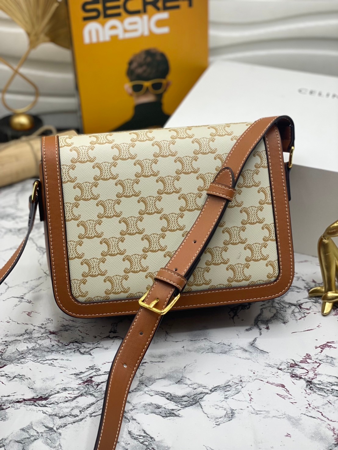 หนังแท้ CELINE MEDIUM TRIOMPHE BAG IN TRIOMPHE CANVAS AND CALFSKIN / CELINE TEEN สาวๆที่กำลังมองหากระเป๋าน่ารักเอาไว้ใช้ในวันสบาย ๆ แต่ไม่รู้เลือกกระเป๋า Celine รุ่นไหนดี แนะนำรุ่นนี้เลยคะ เป็นกระเป๋าสะพายข้างขนาดกำลังดี สวยแบบคลาสสิก หรูหราด้วยแคนวาสเคลื