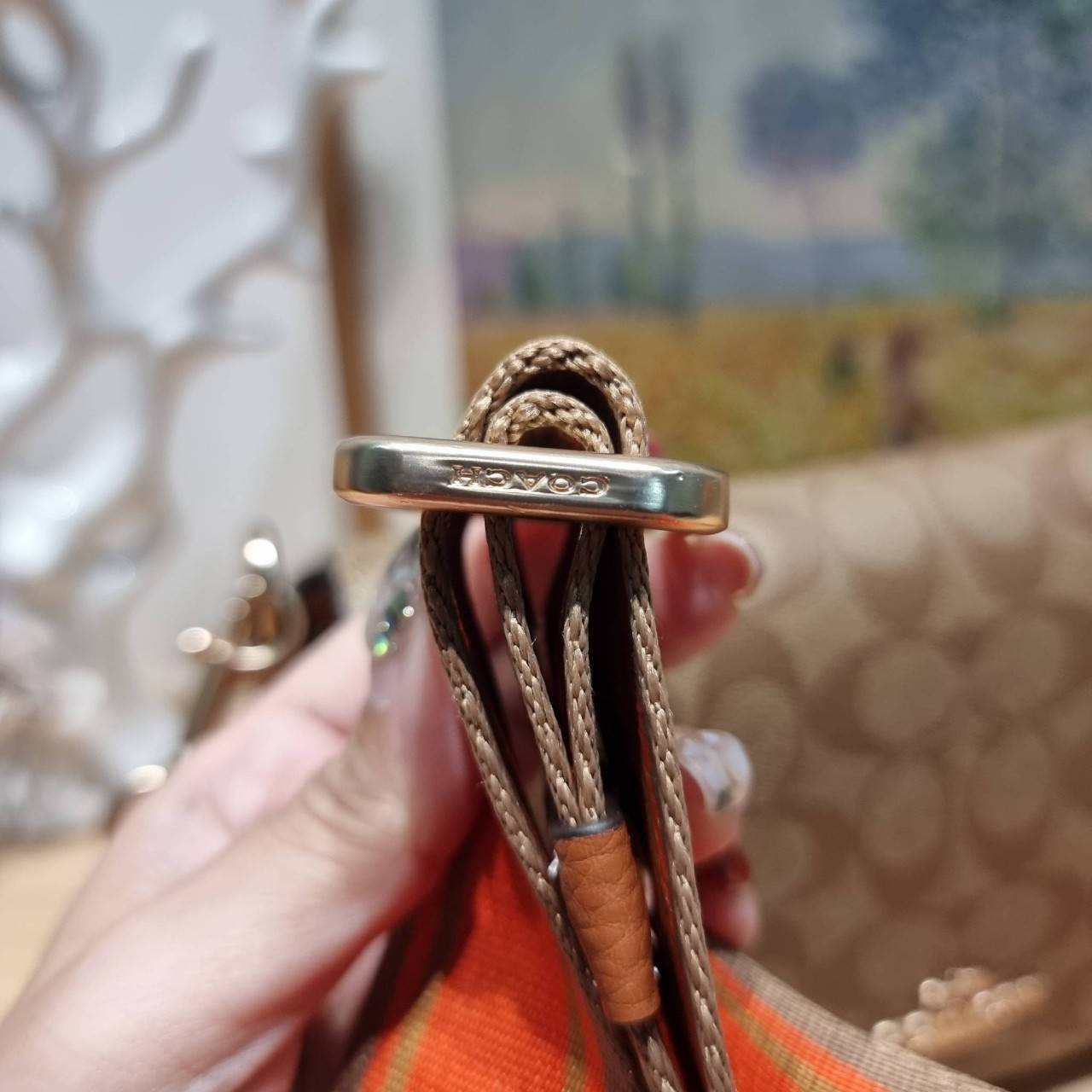 OACH LOGAN MESSENGER IN SIGNATURE CH483 CH252 กระเป๋าสะพาย รุ่นใหม่ สไตล์สปอร์ต ดีไซน์สวย ขนาดกำลังดีคล่องตัว สายสะพายเส้นใหญ่ทนทาน