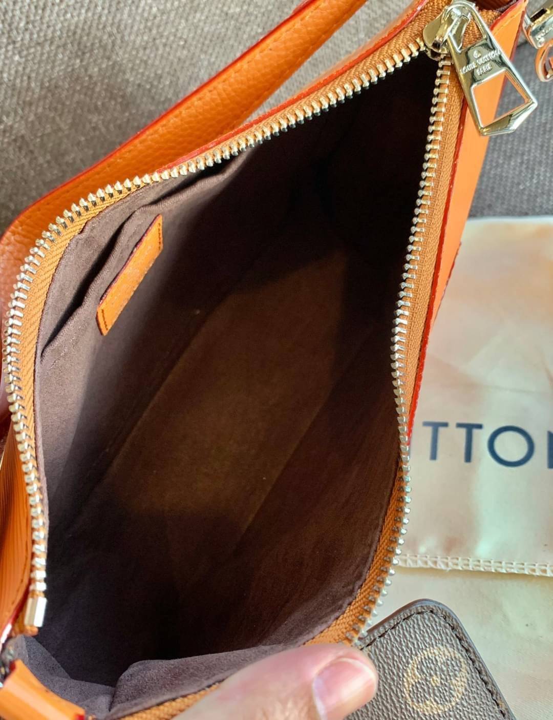 VIP 🥂 LOUIS VUITTON MARELLR EPI LEATHER รุ่นนี้ลายหนังเป็นลายไม้ มีโลโก้แบรนด์แบบฉลุด้านหน้า มาพร้อมกระเป๋าใบลูกแบบซิปจัดเก็บได้ตรงช่องด้านหน้า สามารถถอดออกแยกใช้งานได้ต่างหากนะคะ เปิดปิดกระเป๋าแบบซิป ภายในโล่ง สามารถใส่กระเป๋าเงินใบยาวได้;ของจุกจ