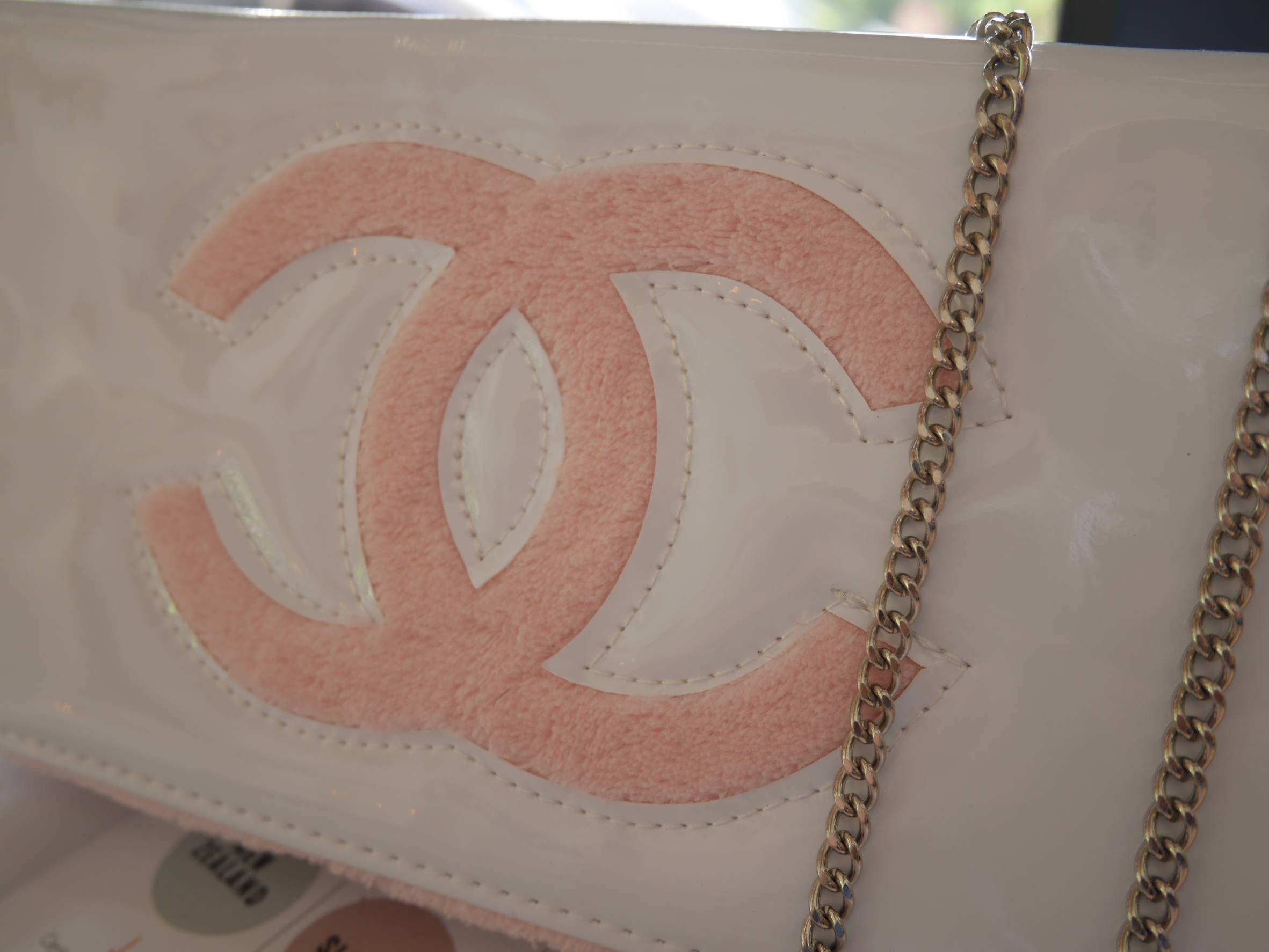 Best sellerแห่งปี! ต้องกดเลิฟให้ใบนี้เลย กระเป๋าclutch & shoulder bag งานพรีเมี่ยมกิ้ฟ จากเคาเตอร์ต่างประเทศ จากแบรนด์ Chanel เป็นกระเป๋าหนังแก้วเงา สวยหรู ตามแบบฉบับของแบรนด์เลย ตัวกระเป๋าขนาดกำลังดี ใส่มือถือได้ทุกรุ่น สามารถเก็บสายถือเป็นคลัชออกงานได้ค