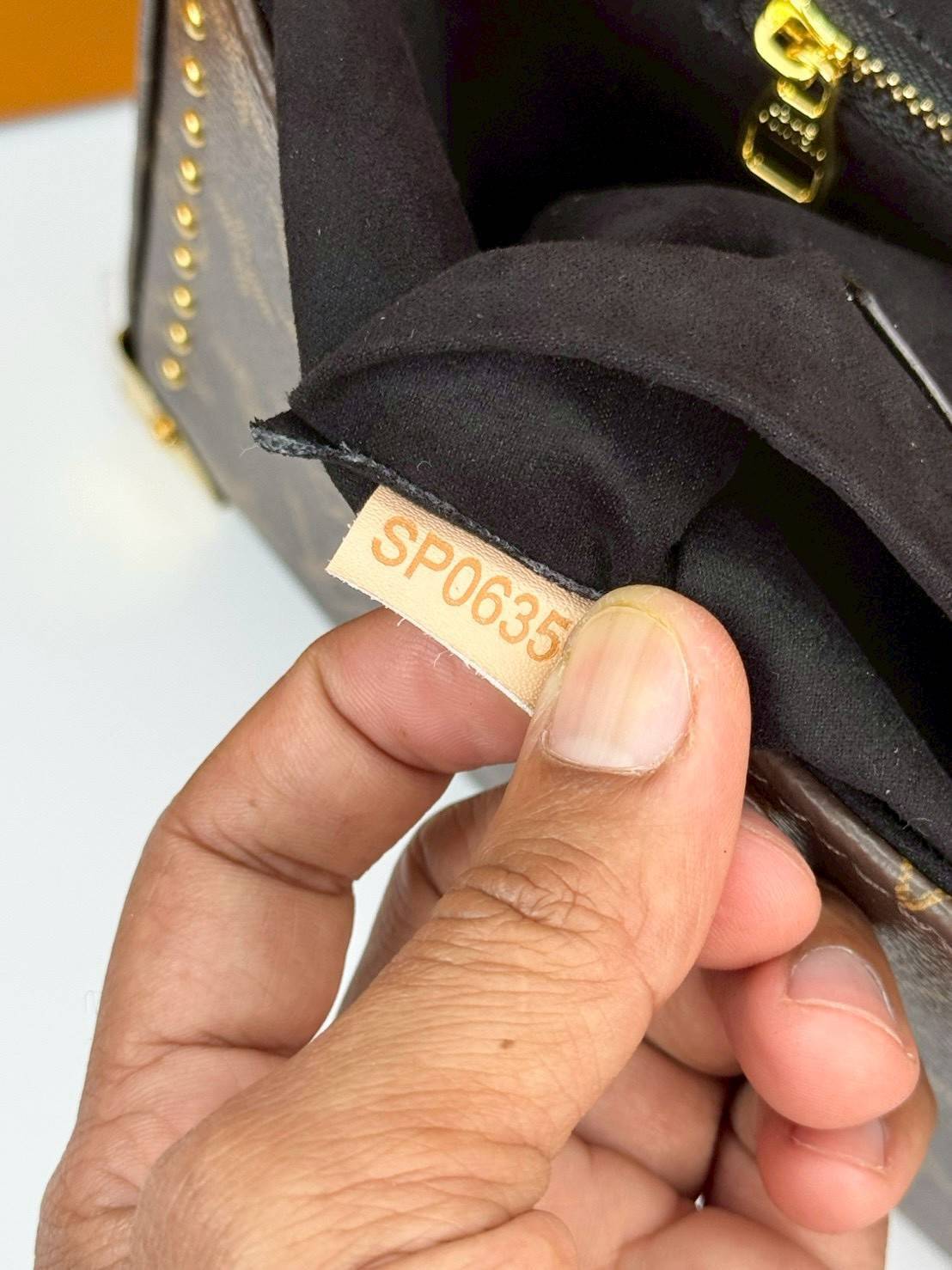 ORI หนังแท้ | LV Trunkie bag กระเป๋าสะพายรุ่นใหม่ ดีไซน์ร่วมสมัยโดดเด่นด้วยมุมโลหะ เฉลิมฉลองเอกลักษณ์ที่สืบทอดมาอย่างยาวนาน ผสานฟังก์ชันการใช้งานเข้ากับความหรูหรา Monogram แคนวาสตกแต่งหมุดสีทอง