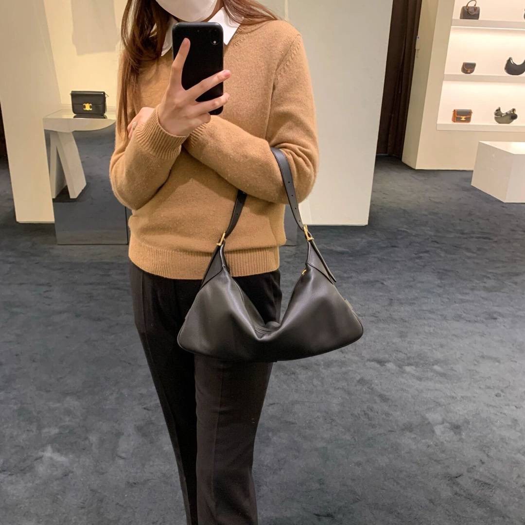 ทรงยอดฮิตที่สุด **หนังนิ่มมือมาก กับ CELINE ROMY VIP GIFT WITH PURCHASE (GWP) กระเป๋าสะพายไหล่ทรงเป็กเอกลักษณ์ เปิดปิดด้วยซิป จุของได้เยอะคะ Ipad mini เครื่องสำอางค์ เหมาะสำหรับสาวๆ มากคะด้วยน้ำหนักที่เบาและใช้ได้หลายลุค มาพร้อมสายสะพาย2แบบ(ถอดเปลี่ยนได้)