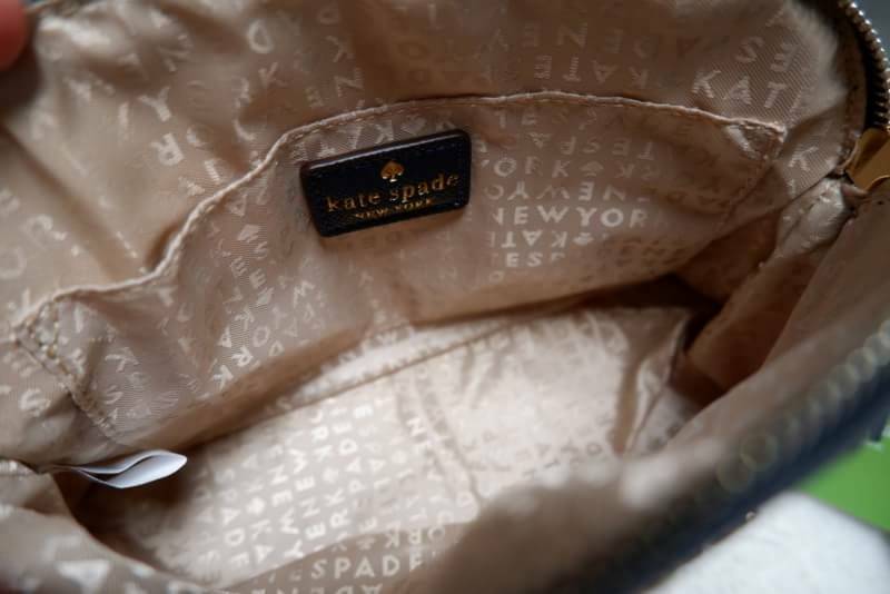 Katespade Crossbody Bag ด้านหน้าติดโลหะชื่อแบรนด์อะไหล่สีทอง เปิดปิดด้วยช่องซิป ด้านในเป็นช่องใส่สิ่งของ และมีป้ายหนังปั๊มโลโก้แบรนด์ ผ้าบุเป็นลายแบรนด์อีกด้วย รุ่นนี้มาพร้อมสายสะพายยาวปรับระดับได้ ทรงนี้สะพายกี่ทีก้อไม่มี out นะจ้ะสาวๆ