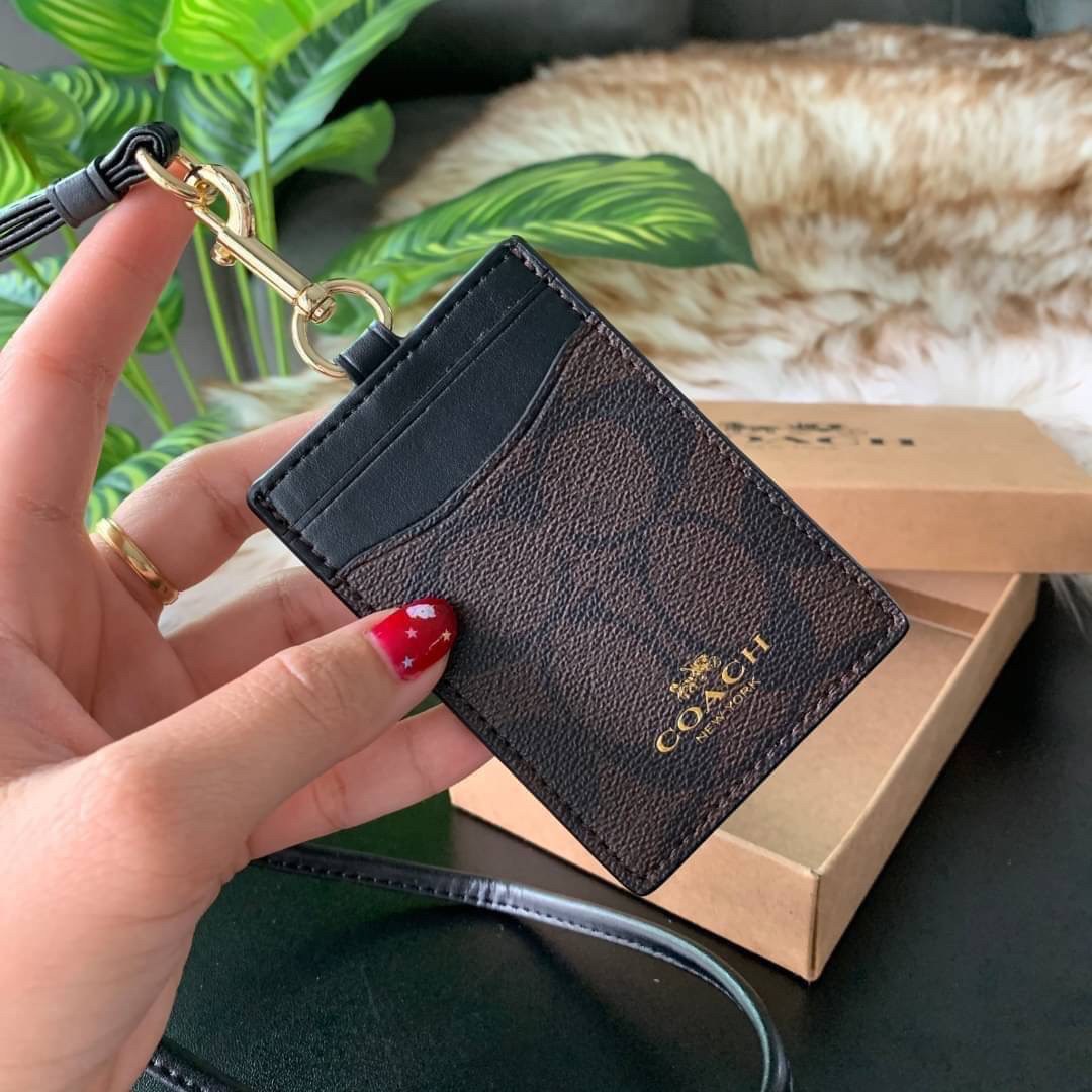 COACH F63274 ID LANYARD IN SIGNATURE COATED CANVAS กระเป๋าใส่บัตรคล้องคอ ลาย C ทั้งใบ ด้านหน้าตกแต่งชื่อแบรนด์ สวยมากกก ใส่บัตรพนักงาน และบัตรต่างๆ มาพร้อมสายคล้องคอ สายถอดออกได้ ตัวกระเป๋ามี 3 ช่องค่ะ