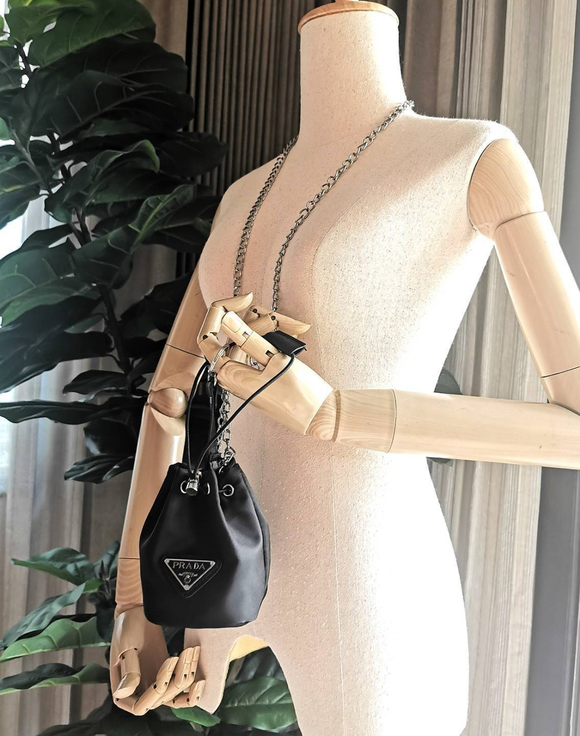 กลับมาตามคำเรียกร้อง Must Have!✴️PRADA MINI DRAWSTRING WITH KEYCHAIN VIP GIFT WITH PURCHASE (GWP) พรีเมี่ยมกิ๊ฟจากต่างประเทศรุ่น Limited "Duty Free" กำลังฮิตสุดๆในเกาหลี วัสดุ Nylon & Polyester 100% ด้านหน้าประดับโลโก้ เปิดปิดแบบ Drawstri