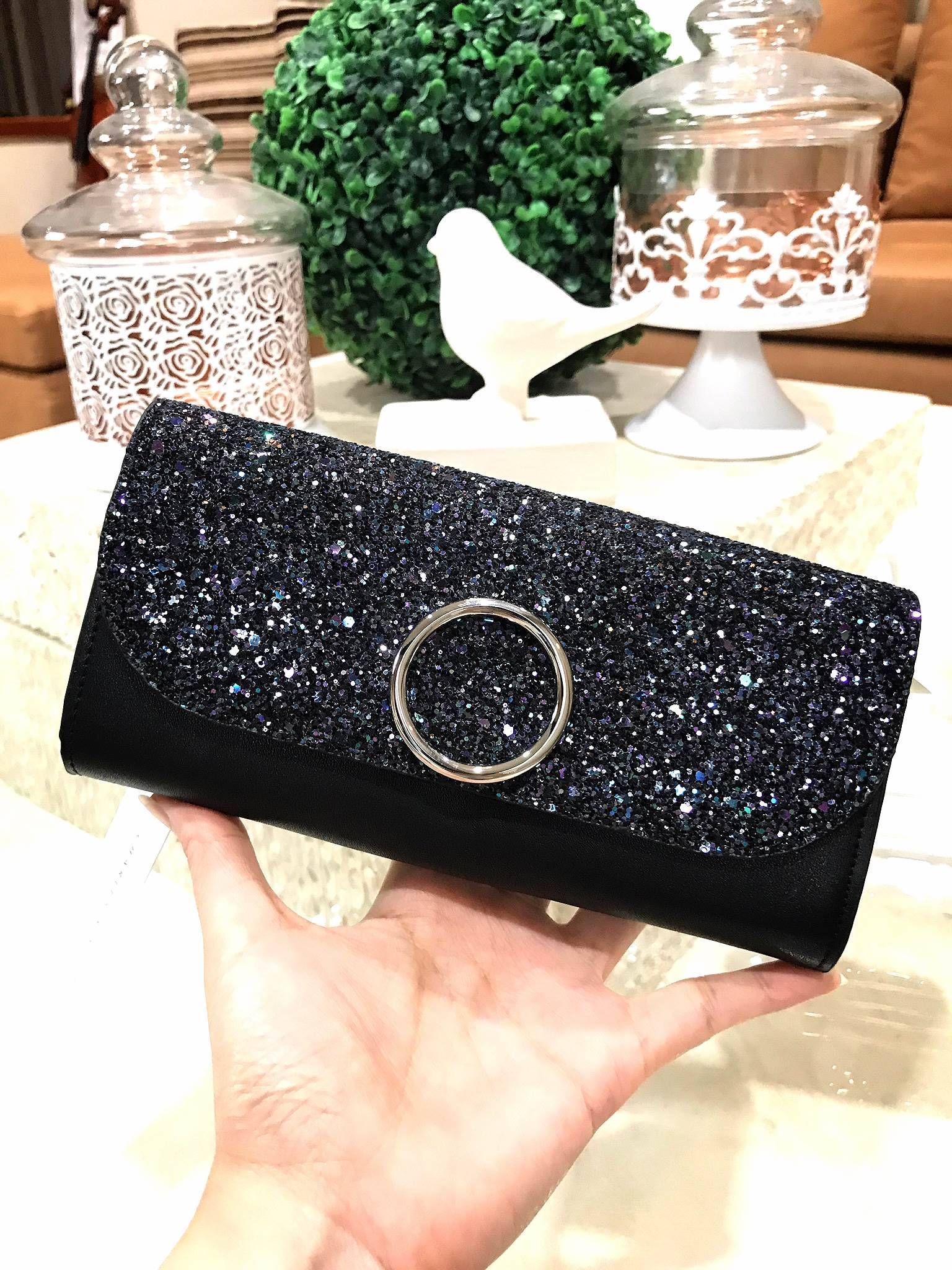 Don't Miss! CHARLES & KEITH LONG WALLET กระเป๋าสตางค์ใบยาวฝาพับรุ่นใหม่ชนช็อปหนังอยู่ทรงเเข็งแรงทนทานด้านหน้าประดับอะไหล่วงกลมวิ้งๆเพิ่มความหรู ด้านหลังมีโลโก้และช่องใส่ของ เปิดปิดด้วยกระดุมแม่เหล็ก ภายในมีช่องซิปและช่องใส่บัตรหลายช่อง สามารถใส่ ipho