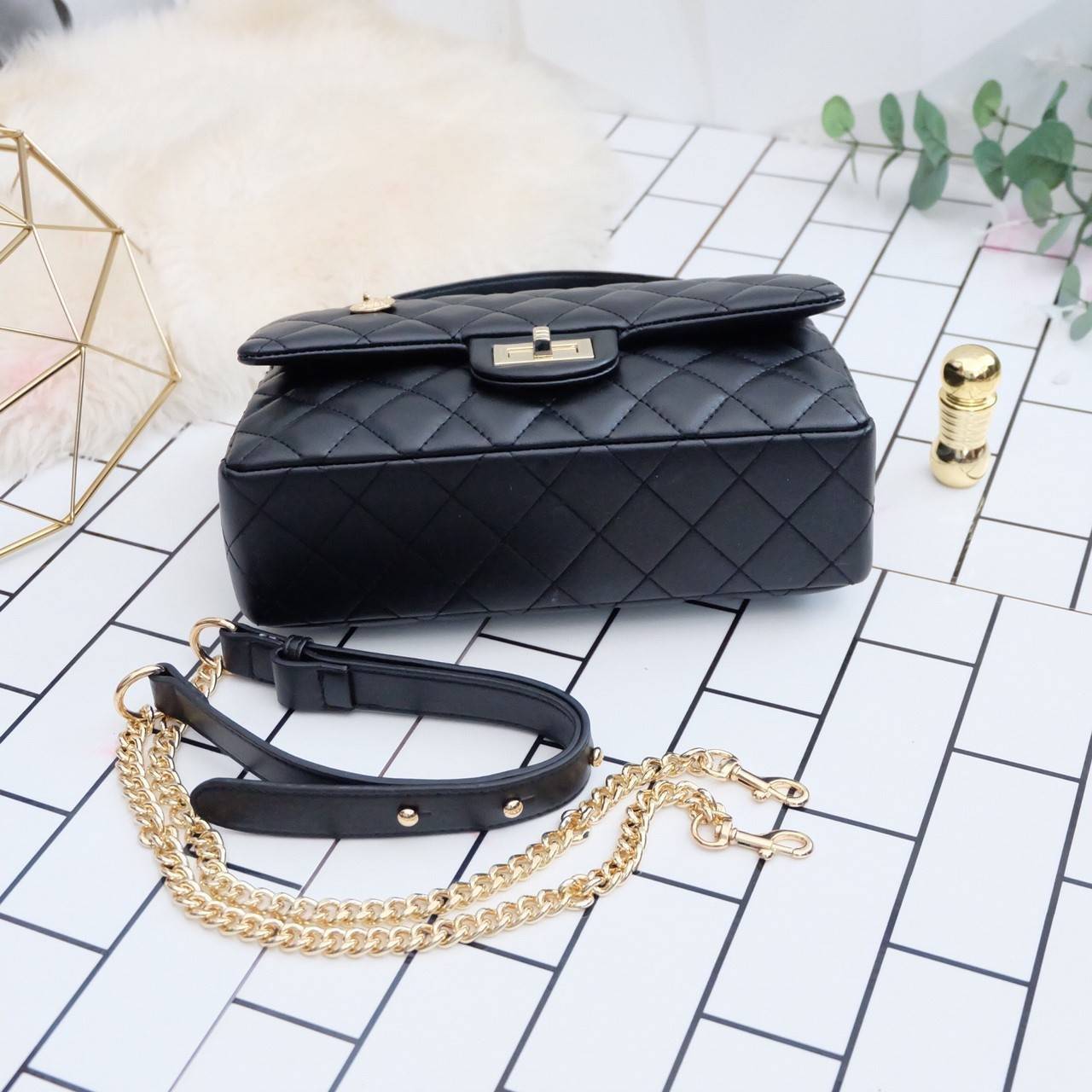 รุ่นขายดี คอลเลคชั่นใหม่ อะไหล่สี LightlyGold สวยมาก KEEP รุ่น Coco chain handbag ✨กระเป๋าทรงหรูวัสดุทำจากหนังตัวใหม่ ไมโครไฟเบอร์ สวย ทน หนัง นิ่ม ฟู ตึง สวยอยู่ทรงตามแบบฉบับของแบรนด์ รุ่นใหม่ตัวนี้ปักลายตารางสวยหรู การเย็บประณีตทุกตาราง