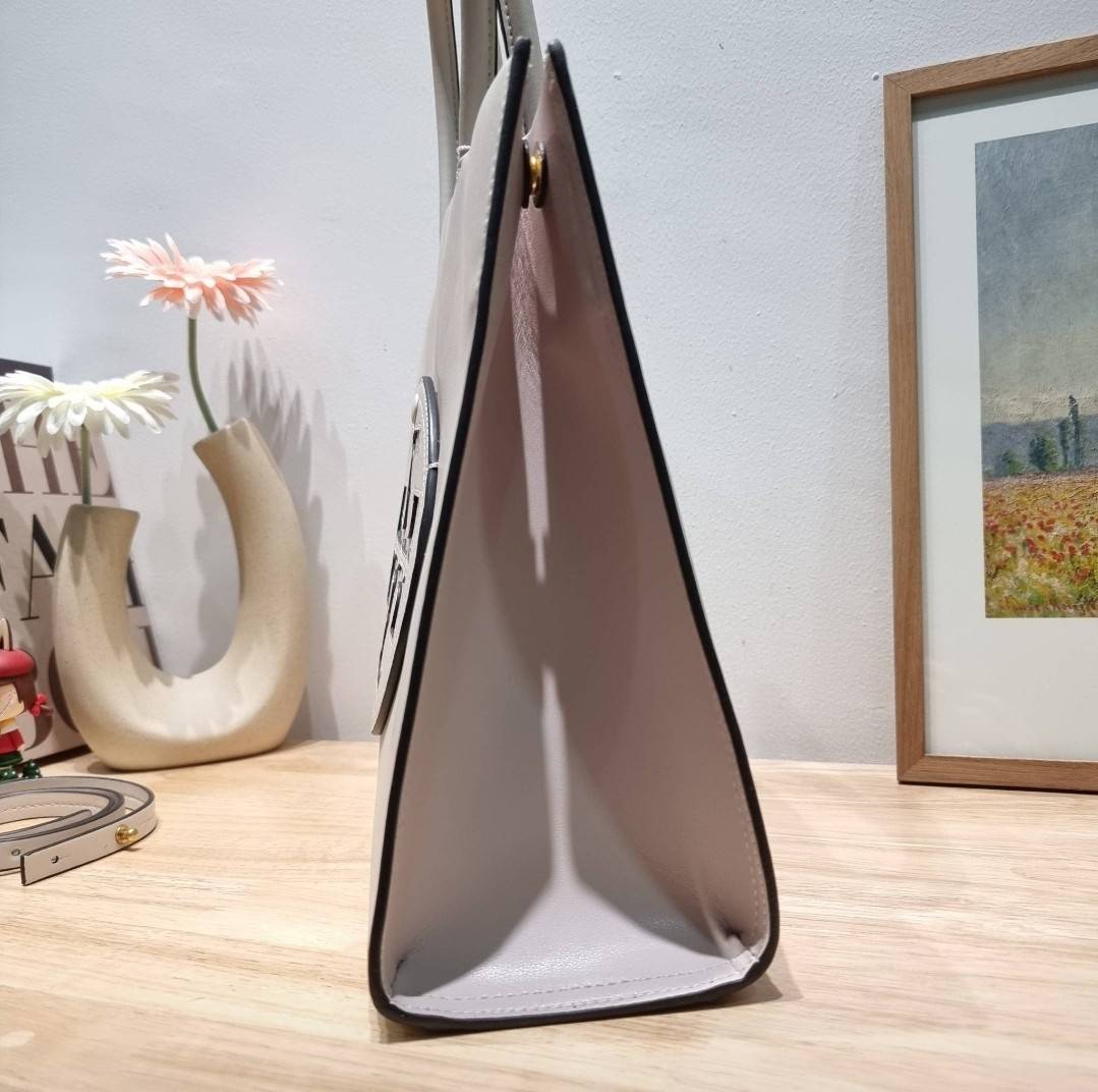 TORY BURCH ECO ELLA TOTE BAG / TORY TOTE BAG พร้อมส่ง 3 สี กระเป๋าสะพายทรงโท้ท ขนาดกำลังสวย จุของได้เต็มที่ รูปทรงคลาสสิคชวนใช้ โดดเด่นด้วย patch โลโก้ คอลเลคชั่นน้องใหม่ ส่งมาให้สาวๆได้ใจฟูอีกหนึ่งไอเท็ม