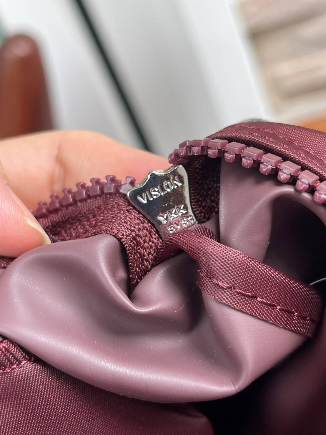 Longchamp LE PLIAGE NÉO TOP HANDLE BAG อีกหนึ่งรุ่นยอดนิยม ที่สาวๆ ต้องมีไว้เก็บไว้สักใบ กระเป๋าโท้ทใบนี้ มาพร้อมกับสีที่มีสไตล์เรียบง่าย มีสายสะพายยาวปรับสั้นยาวได้ช่วยให้คุณสามารถสะพายไหล่ได้อย่างสบาย ในตัวสายปักโลโก้อันเป็นสัญลักษณ์ ในขณะที่ที่ปิดแบบซิ