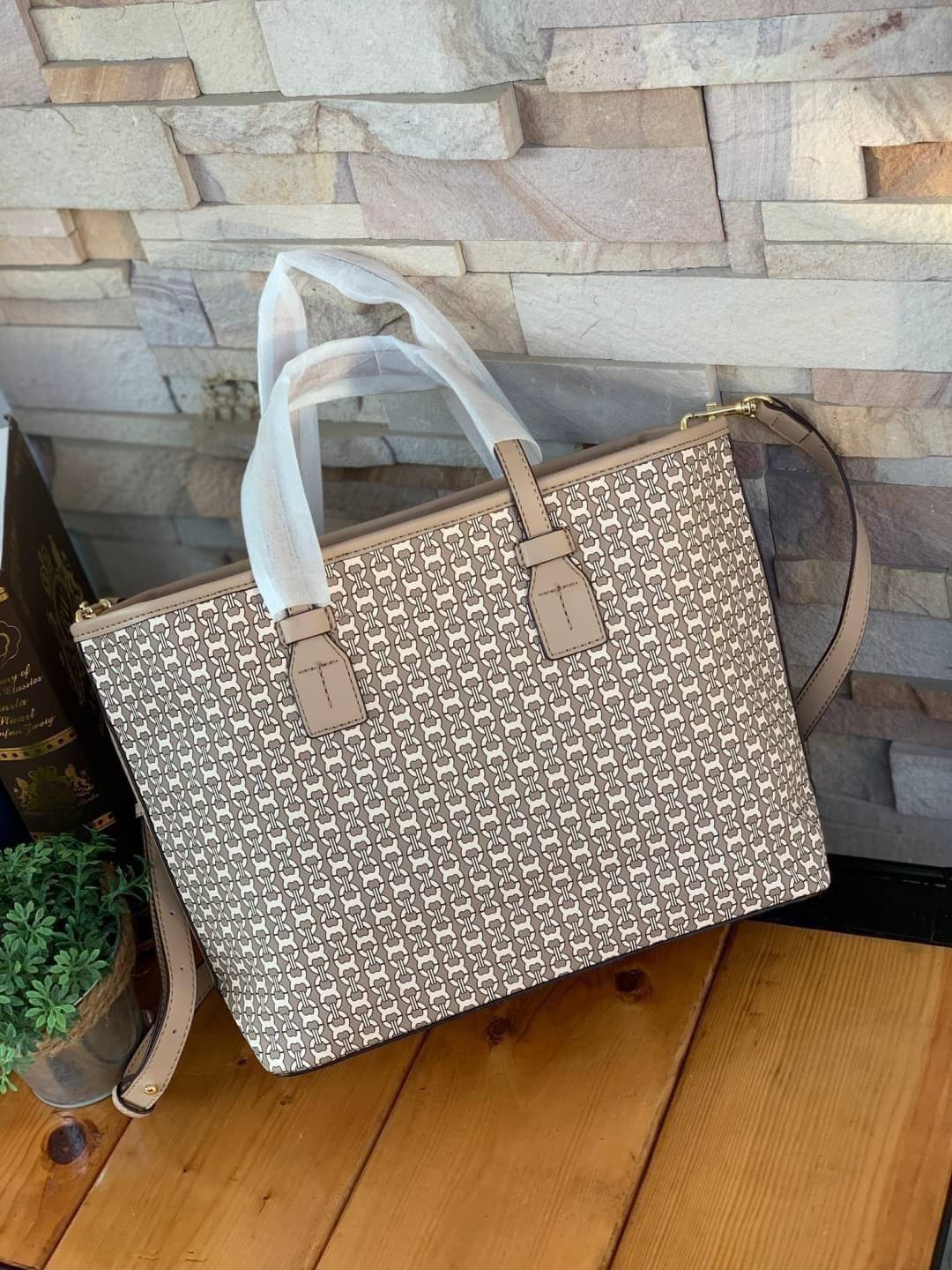 ของแท้ 💯% Tory Burch Gemini Link Canvas Small Tote กระเป๋าสุดปังจากทอรี่ เบริช์(Tory Burch) อย่างเจมิไนลิงค์ ในทรง tote bag ซึ่งผลิตจากผ้าใบเคลือบผิวด้าน มีเอกลักษณ์โดดเด่นที่ลายทางตรงกลาง