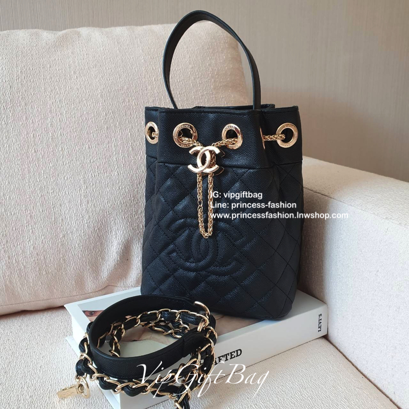 รุ่นใหม่ส่งท้ายปีกับ CHANEL CAVIER BUCKET CROSSBODY BAG งาน VIP GIFTจากเคาเตอร์้แบรนด์ดังระดับโลก ทรง MINI BUCKET จีบน่ารัก ขนาดมินิ หนังคาเวียร์เต็มใบ อะไหล่ทอง เปิดปิดด้วยการรูดปากจีบและกระดุมแม่เหล็กซ้อนอีกชั้น ด้านในใส่ขอฃจุกจิก กระเป๋าสตางค์แบบสั้นแล