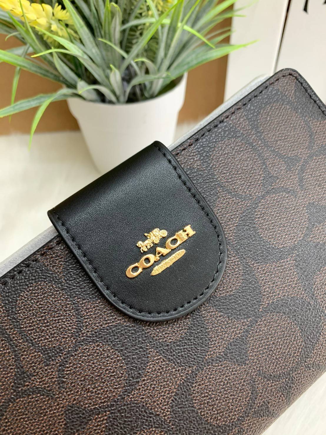 พร้อมส่งครบ 5 สี กระเป๋าสตางค์ที่สาวๆต้องมีติดตัวค่าา😘 COACH TECH WALLET IN COLORBLOCK SIGNATURE ((C2874)) ✔️กระเป๋าเงินใบยาว หนังแท้ พร้อมสายคล้องมือในตัวค่ะ ✔️เปิดปิดด้านหน้าแบบฝากระดุม ภายในมีช่องใส่ธนบัตร2ช่อง ;สามารถใส่มือถือ ip