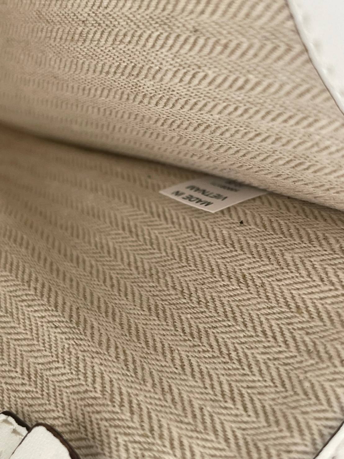 Tory burch ella jacquard embroidered quadrant tote ลายโมโนแกรม (Monogram) สัญลักษณ์สุดโดดเด่นที่คิดค้นขึ้นมาเพื่อให้แบรนด์มีเอกลักษณ์ สำหรับรุ่นนี้เป็นกระเป๋าที่ใส่ของได้เยอะ สามารถใส่สิ่งของที่จำเป็นสำหรับการทำงานได้ ง่ายต่อการถือและการหยิบใช้ข้าวของในกร