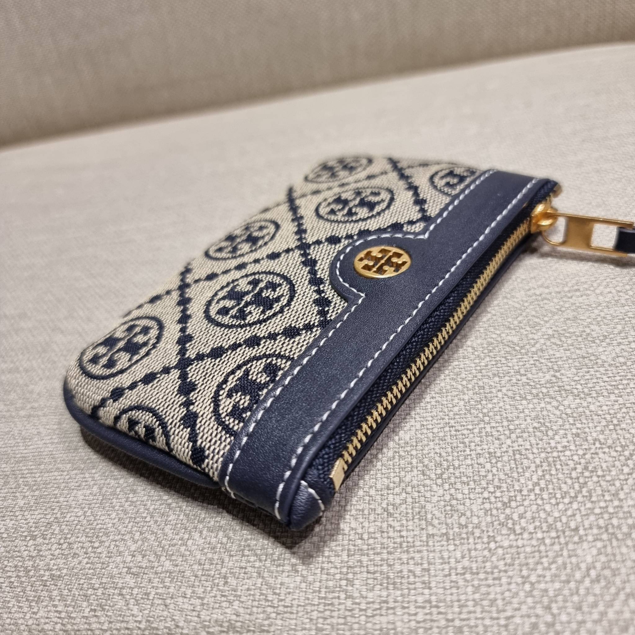 TORY BURCH T MONOGRAM CARD CASE KEY RING ใหม่ล่าสุด กับกระเป๋าเอนกประสงค์สำหรับถนอมบัตร น่ารัก คิ้วท์ๆ ใบจริงน่าใช้มาก
