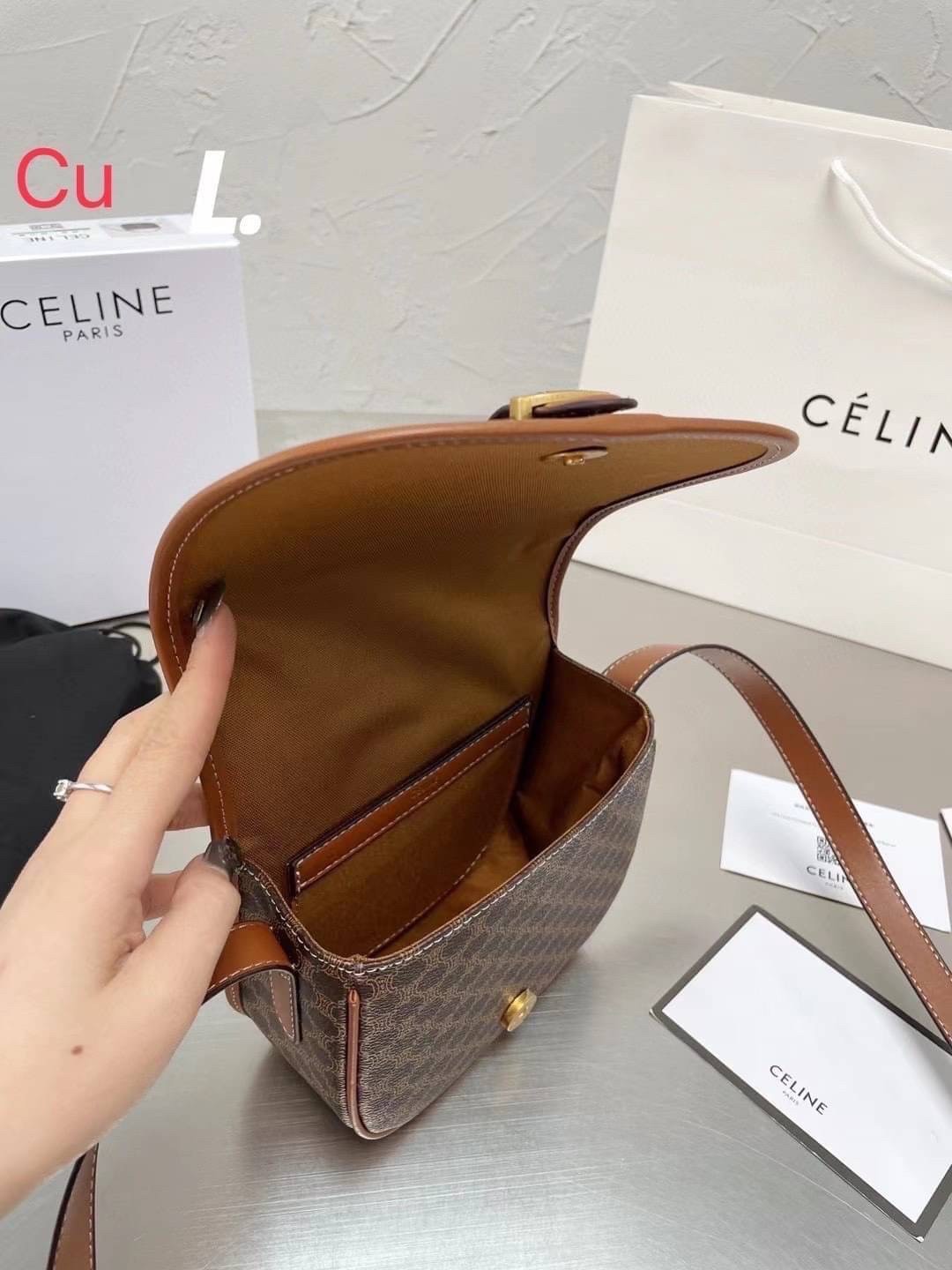 CELINE VINTAGE / CELINE Macadam crossbody bag / CELINE FOLCO BAG IN TRIOMPHE CANVAS กระเป๋าสะพายสไตล์วินเทจ หากใครที่กำลังมองหากระเป๋าสะพายข้าง ขนาดกะทัดรัด และเรียบหรู ต้องใบนี้เลยค่ะ
