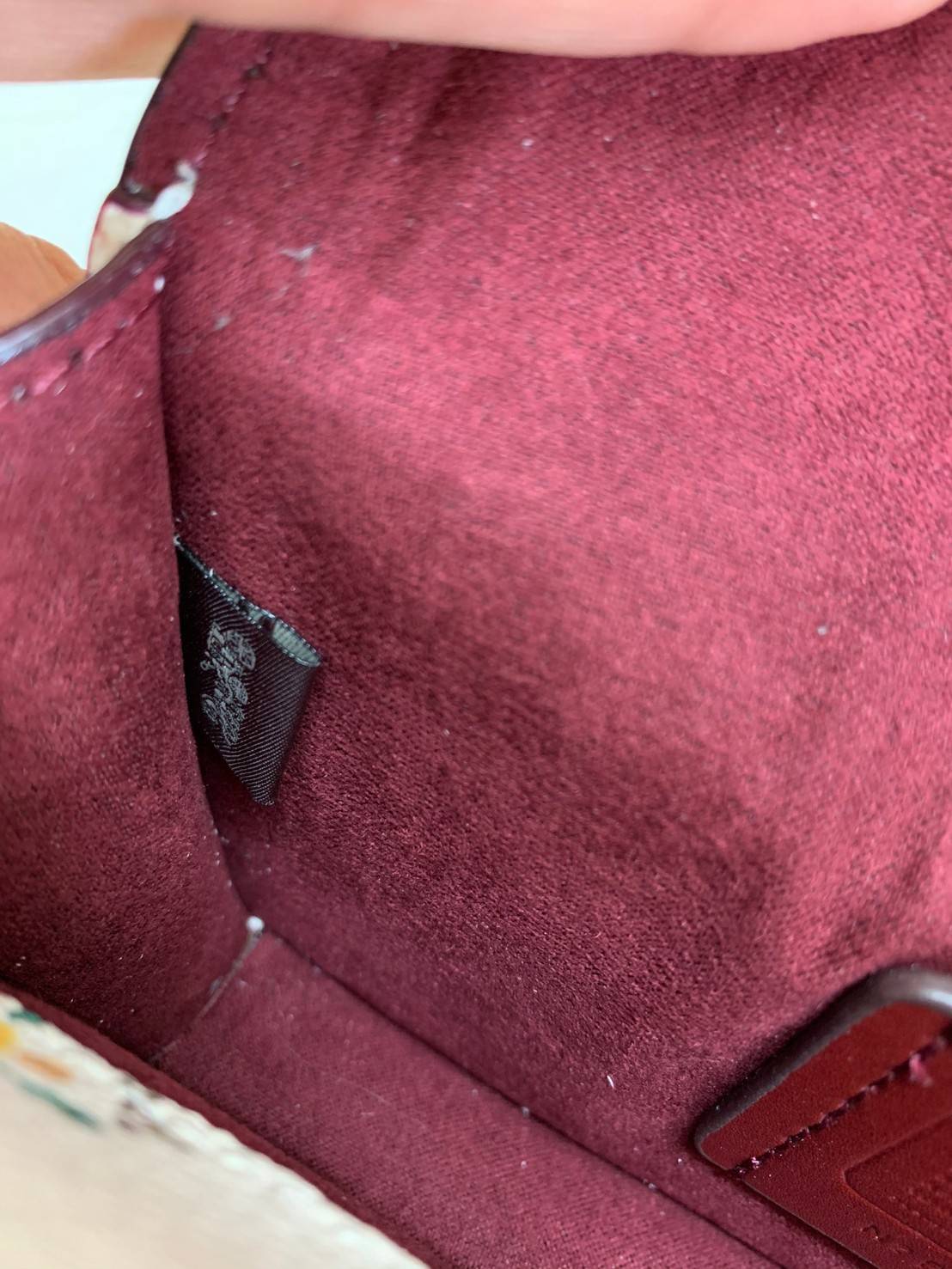 COACH TABBY CROSSBODY WITH WILDFLOWER PRINT ((810)) พร้อมส่งที่ไทยค่ะ! กระเป๋าสะพายครอสบอดี้ร์หรือสามารถถือแบบคลัทออกงานสวยๆได้เลยนะคะ วัสดุหนังแท้ หนังนิ่มค่ะ