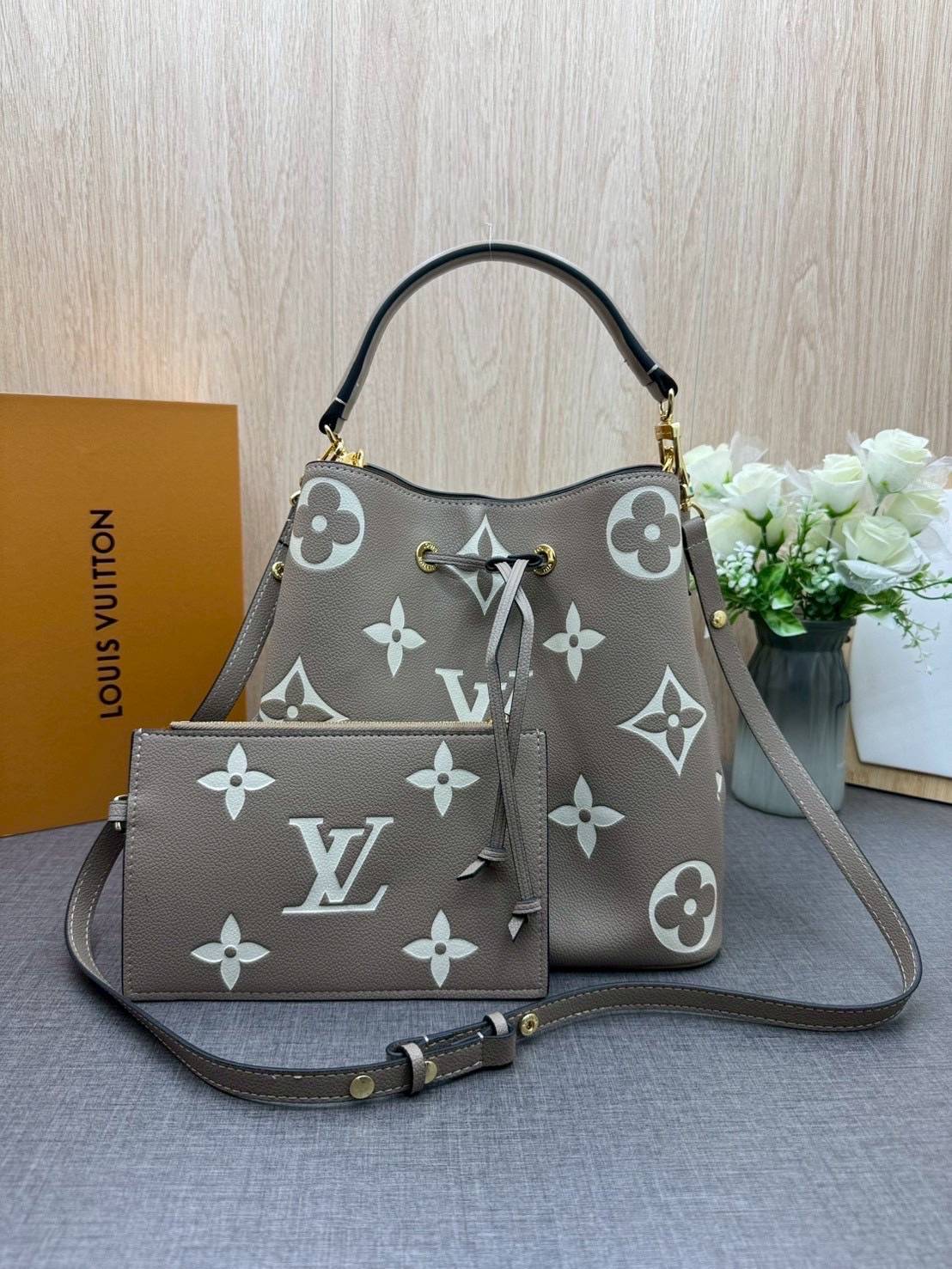 ORI หนังแท้ | LV NeoNoe MM Bucket bag Monogram Flower กระเป๋าสะพายทรงบัคเก็ต ลาย Monogram Flower โดดเด่นเพิ่มสไตล์ มีเสน่ห์ชวนหลงใหล