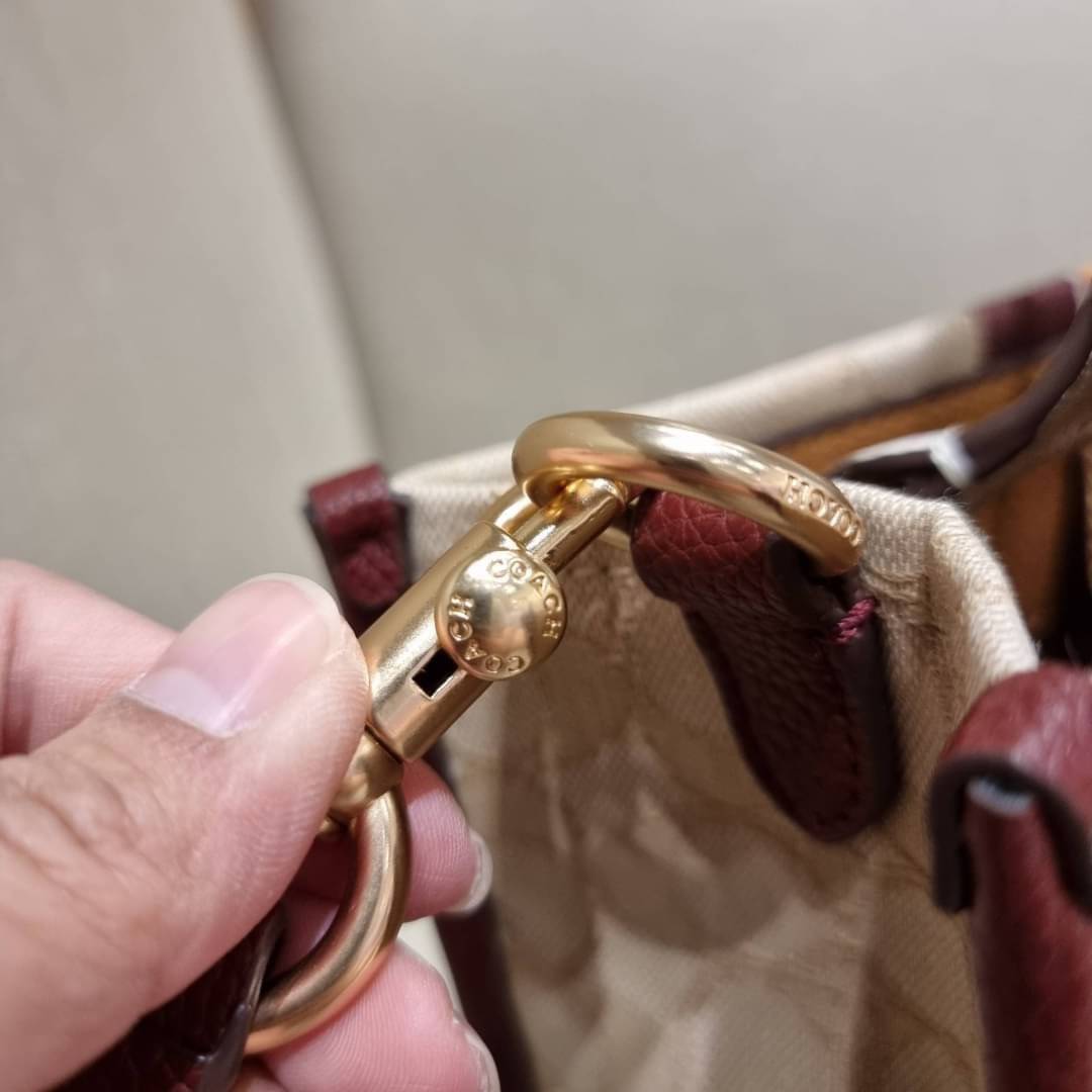 COACH C7083 DEMPSEY TOTE 22 IN SIGNATURE JACQUARD WITH STRIPE AND COACH PATCH คอลเลคชั่นใหม่ สีที่สาวๆรอคอย สวยคม ละมุนและมีความหรูในตัว กับกระเป๋าทรงโท้ท ไซส์กำลังสวย น่ารักน่าใช้ ฟังก์ชั่นการใช้งานสะดวกที่สุด มีทั้งสายคล้องในตัว และสายครอสบอดี้ วัสดุผ้า