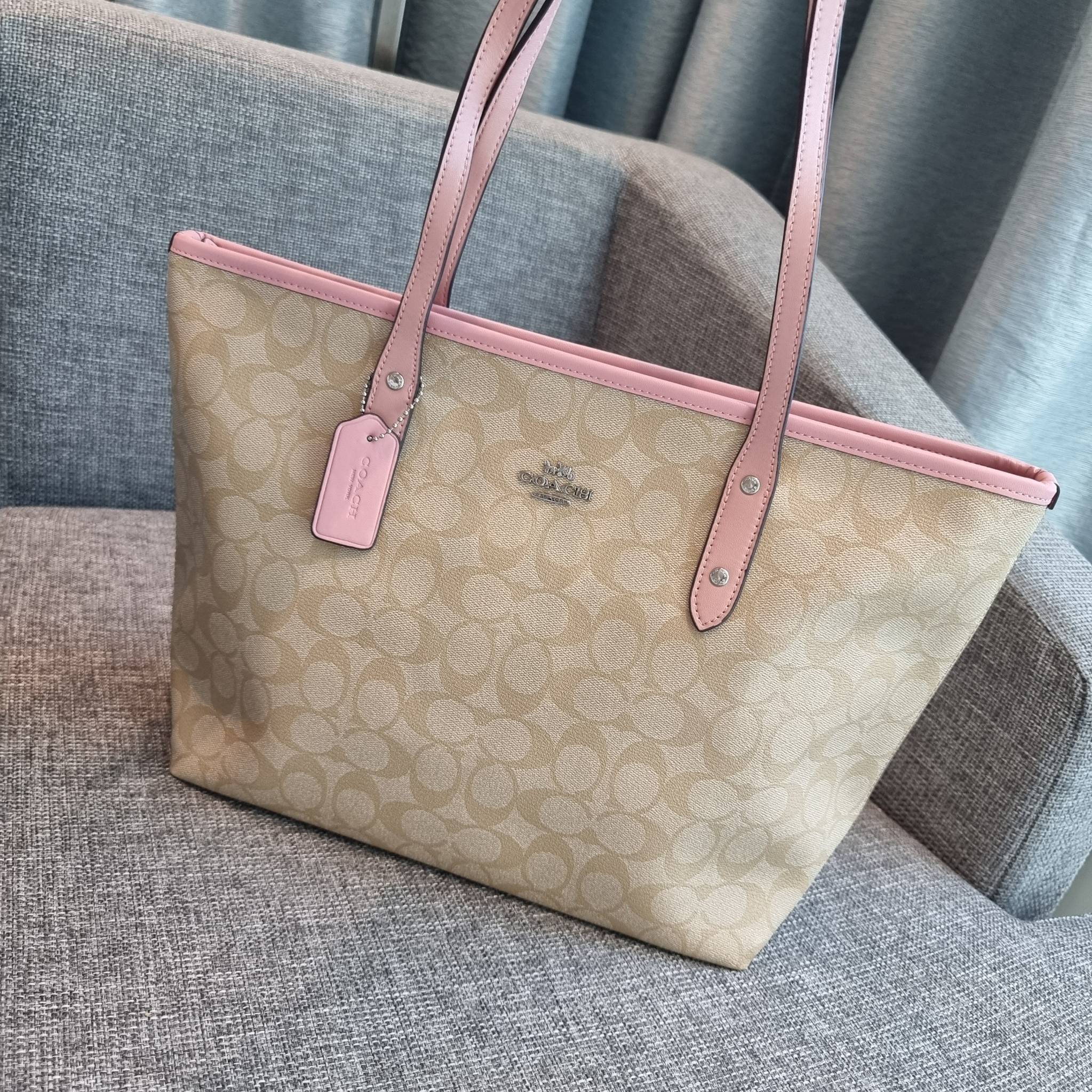 OUTLET 】COACH F58292 CITY ZIP TOTE IN SIGNATURE 16" รุ่นขายดี!! ไซส์ใหญ่ สีสวยมาให้แบบจัดเต็ม!! กระเป๋าถือทรงโท้ทใบใหญ่ สวยน่าใช้ทุกสี สะพายคล้องไหล่ได้เก๋ๆ จุของแน่นๆไปเลยจ้า!! วัสดุหนังแคนวาสคุณภาพ ปากกระเป๋าเปิด-ปิดด้วยซิป กันของหล่นได้ ถือไปไหนก็