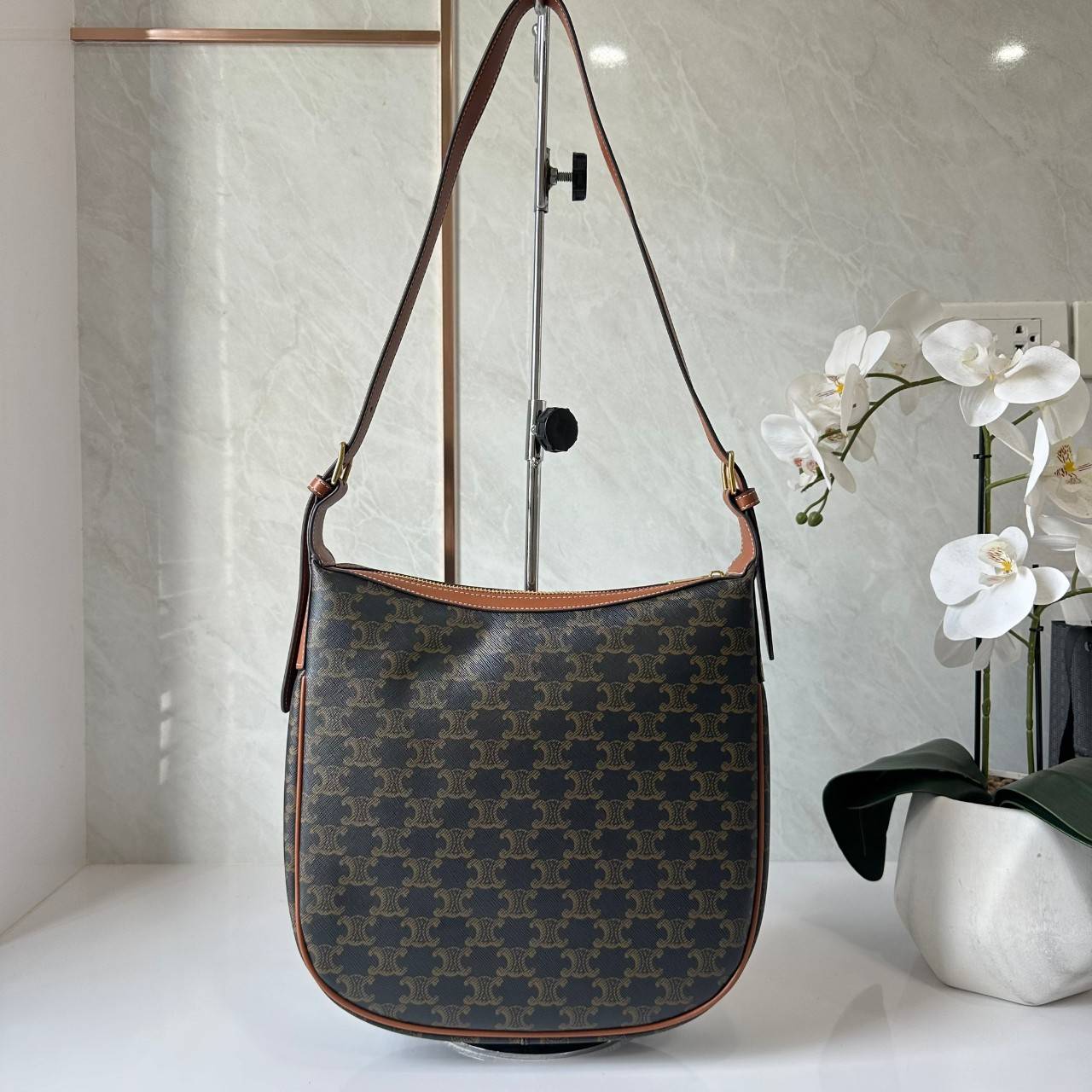 CELINE MEDIUM HELOÏSE BAG CUIR TRIOMPHE IN TRIOMPHE CANVAS AND CALFSKIN กระเป๋าสะพายทรง HOBO รุ่นฮอตตลอดไม่มีเอ้าท์ ใบใหญ่จะสัมภาระได้เยอะ