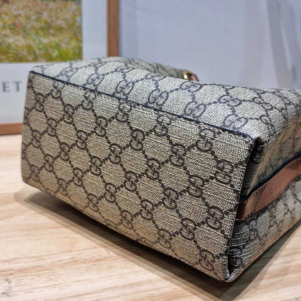 GUCCI GG Emblem mini bucket bag ดีไซน์คลาสสิคคงความเอกลักษณ์ กับรูปแบบใหม่กระเป๋าถือ/สะพายทรงบัคเก็ต ขนาดกำลังน่าใช้มากๆ