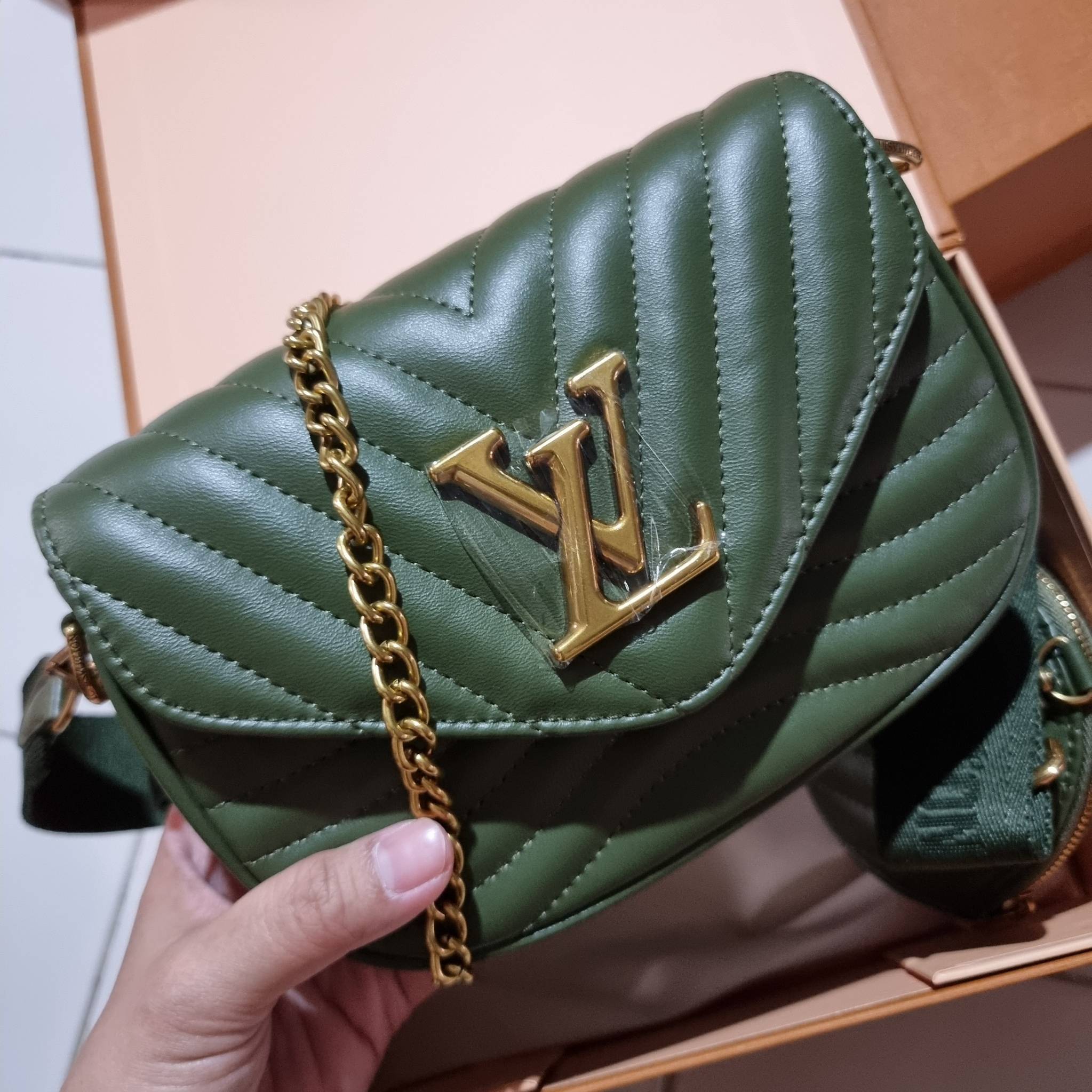LV new wave pochette multi bag กระเป๋าสะพายมัลติฟังก์ชั่น สุดหรู มาพร้อม box set รับรองว่าดีงาม ลูกเล่นคลาสสิคผสานความวินเทจ มีสายสะพายให้ 2 เส้น และกระเป๋าใบลูก เล็กน่ารัก วัสดุหนังแท้ ภายในเป็นช่องโล่ง แบ่งสัดส่วนมีช่องย่อย ใบนี้ปรับใช้ได้หลายสไตล์ ลุคไ