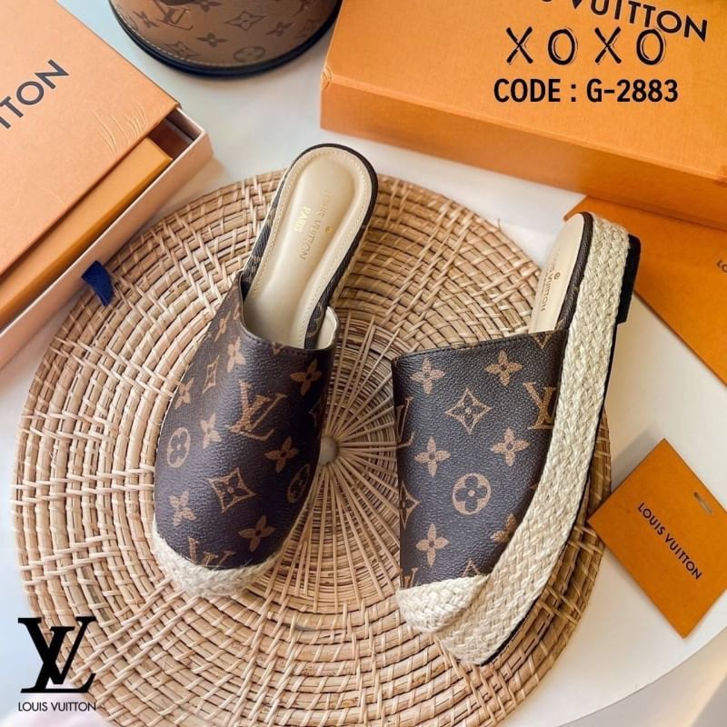 Louis Vuitton รองเท้างานสวม ส้นเสมอ มีส้นเล็กน้อย กำลังใส่สบาย ด้านหน้ากว้าง วัสดุหนังลายแบรนด์ แต่งปอหวายรอบส้น สวย เก๋ งานเรียบร้อย น้ำหนักเบา