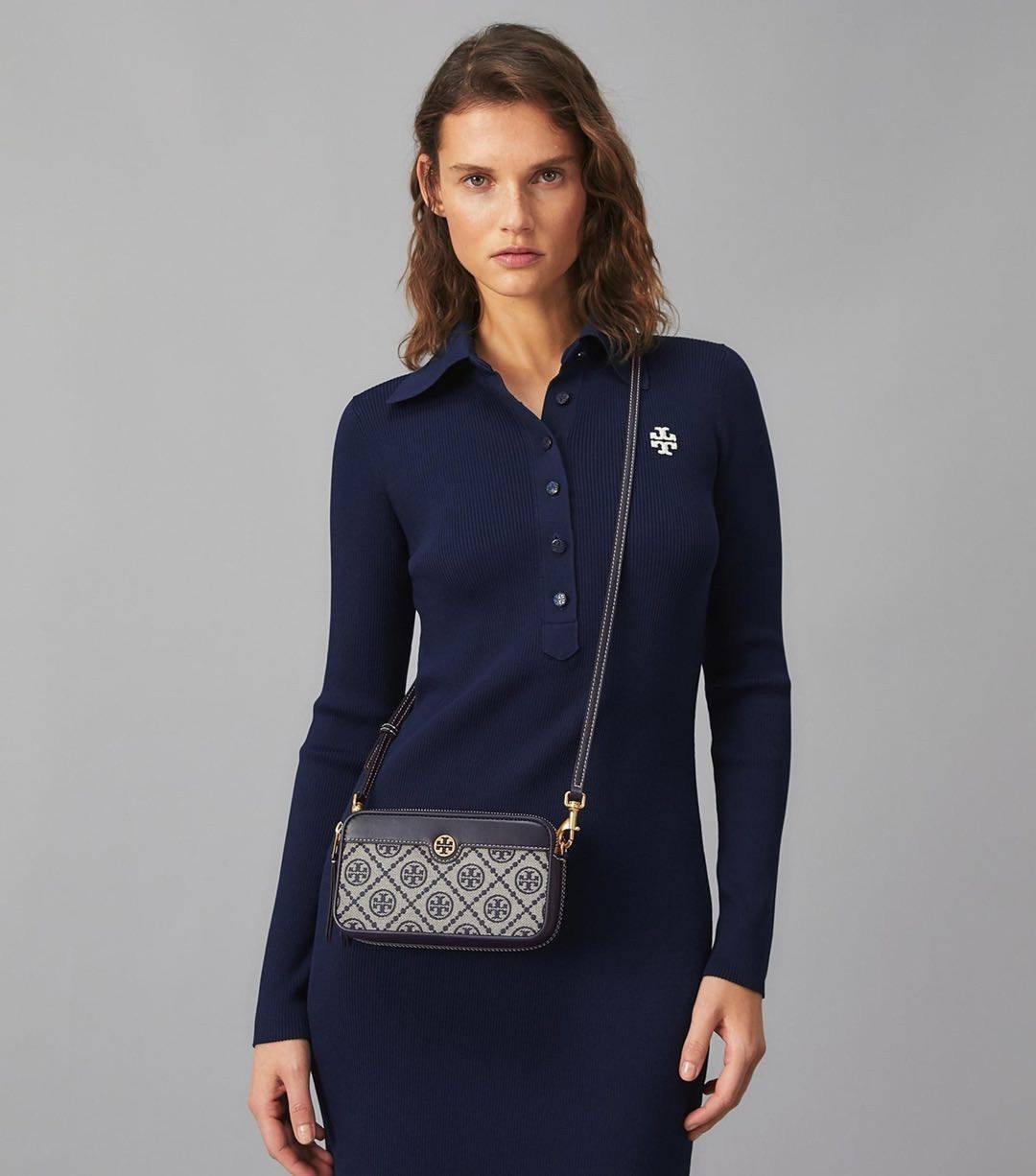 ของแท้ 💯% Tory burch t monogram jacquard double-zip mini bag พลาดไม่ได้กับTory burch ที่รนำเอาลวดลาย T Monogram มารังสรรค์ลงบนไอเท็มต่างๆ ในคอลเล็กชั่นการทอลายแบบแจ็กการ์ดสุดประณีต