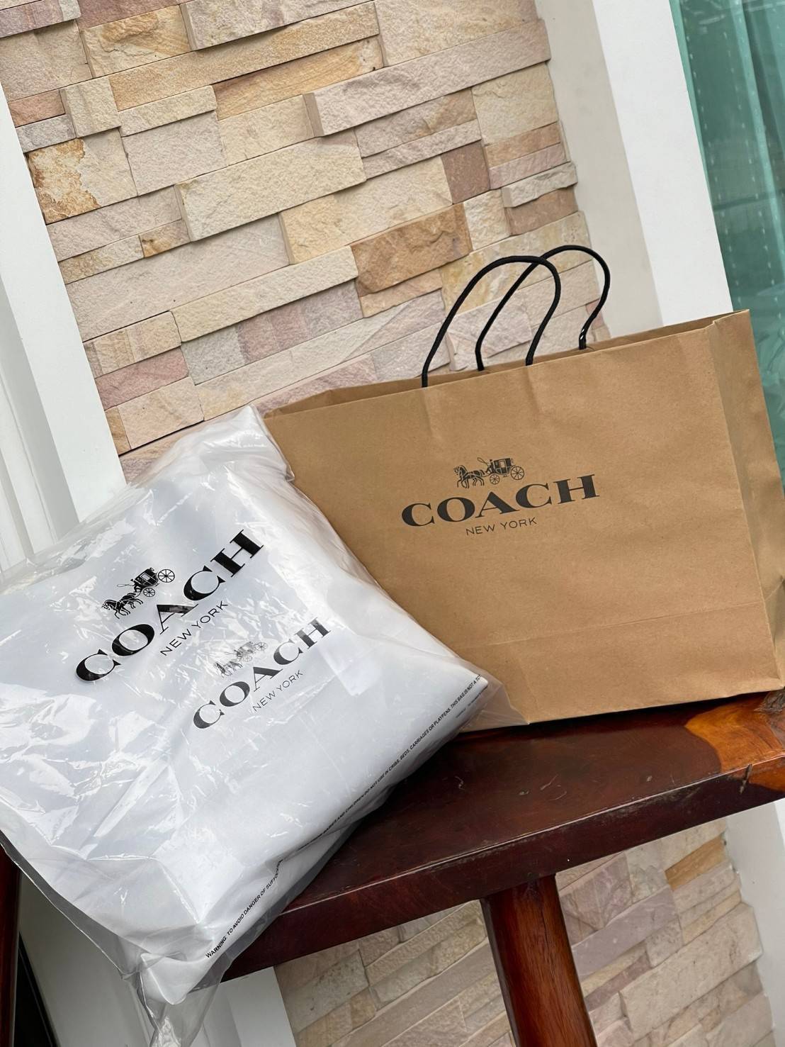 ของแท้ 💯% Coach Signature Tote bag อีกหนึ่งรุ่นฮิต ให้พื้นที่จุของกว้างขวาง เป็นTote Bag รุ่นฮิตอีกรุ่นหนึ่งของ Coach ที่เชื่อว่าต้องเคยผ่านตาสาว ๆ มาก่อนแน่นอนค่ะ