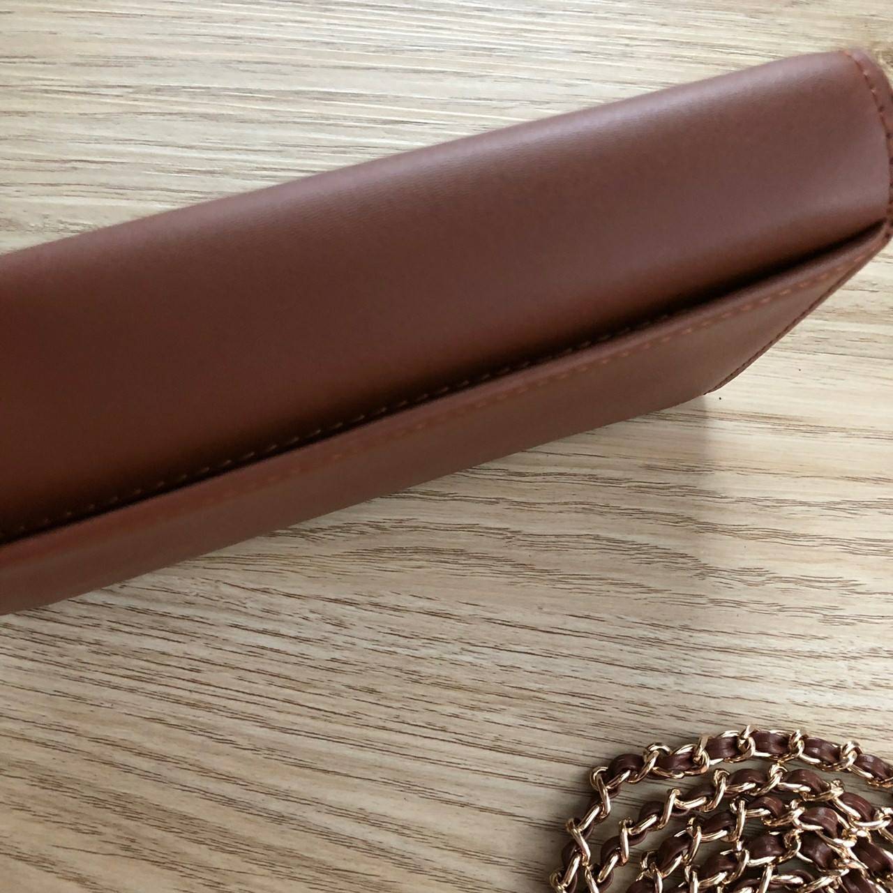 Charles & Keith Front Flap Wallet กระเป๋าสตางค์ มาพร้อมสายโซ่สลับหนัง เปิด - ปิดกระเป๋าด้วยกระดุม ด้านในมีช่องหลายช่อง แยกเก็บของได้เป็นสัดส่วน และมีช่องซิป 1 ช่องค่ะ ด้านหลังมีช่องอีก 1 ช่อง มาพร้อมสายโซ่สลับหนังยาวประมาณ 114 cm สามารถถอดได้ (ปรับไม่ได้ค